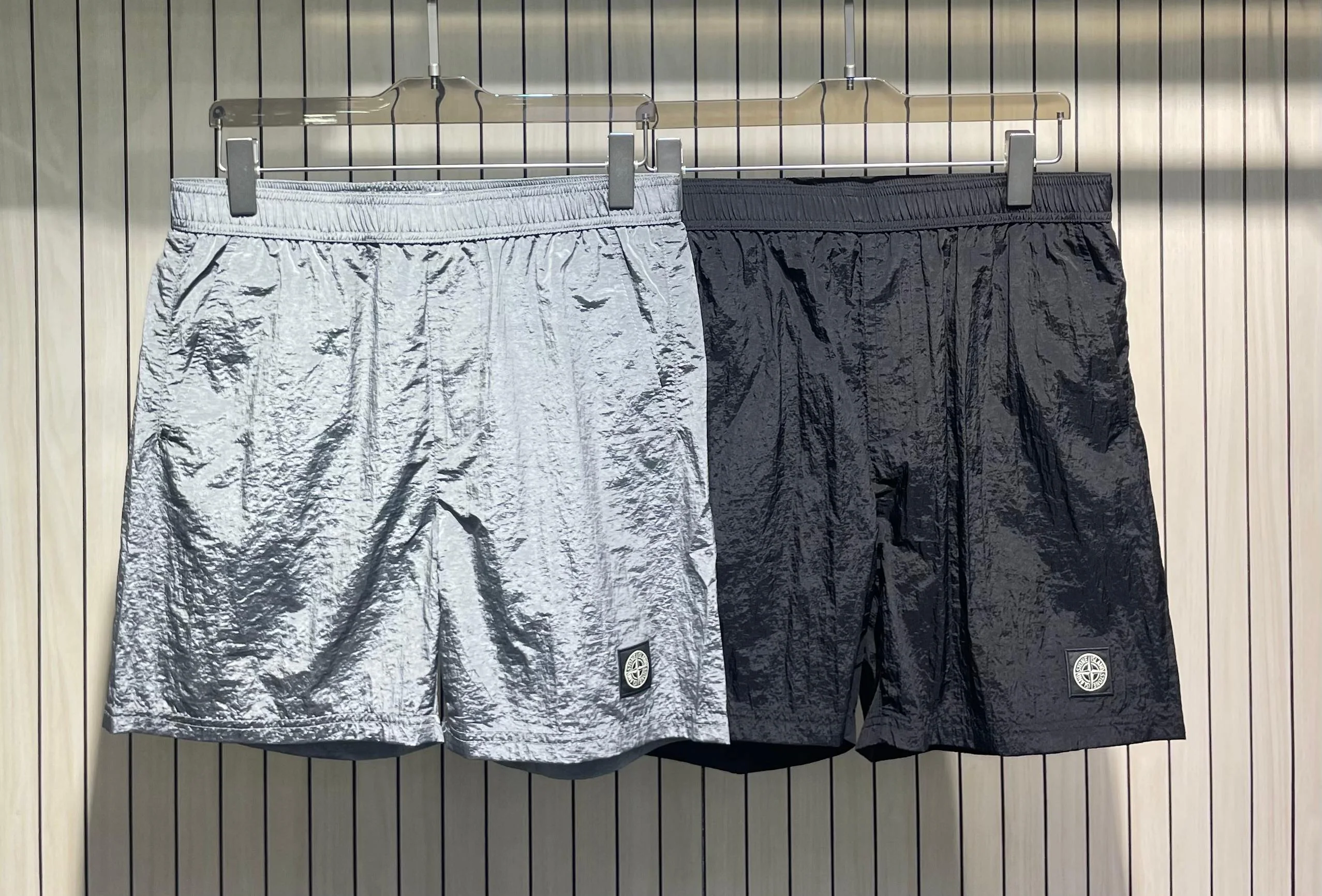 스톤아일랜드 경량 메탈릭 나일론 허리밴드 반바지 상세 이미지 1
