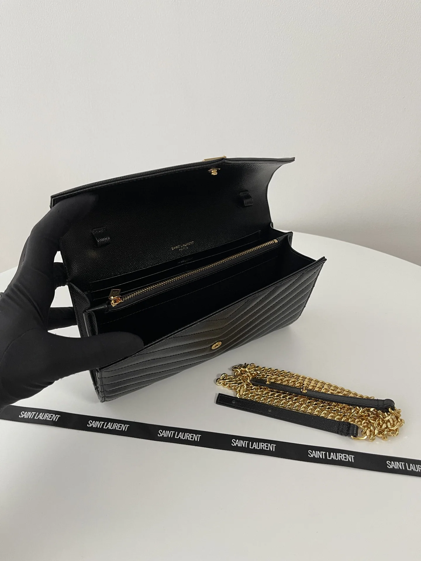 생로랑 라운드 모노그램 캐비어 가죽 엔벨로프 백 상세 이미지 3