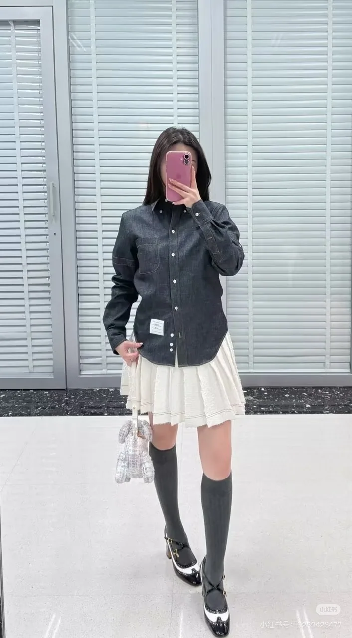 톰브라운 버튼 루프 4 바 스트라이프 데님 셔츠 상세 이미지 4