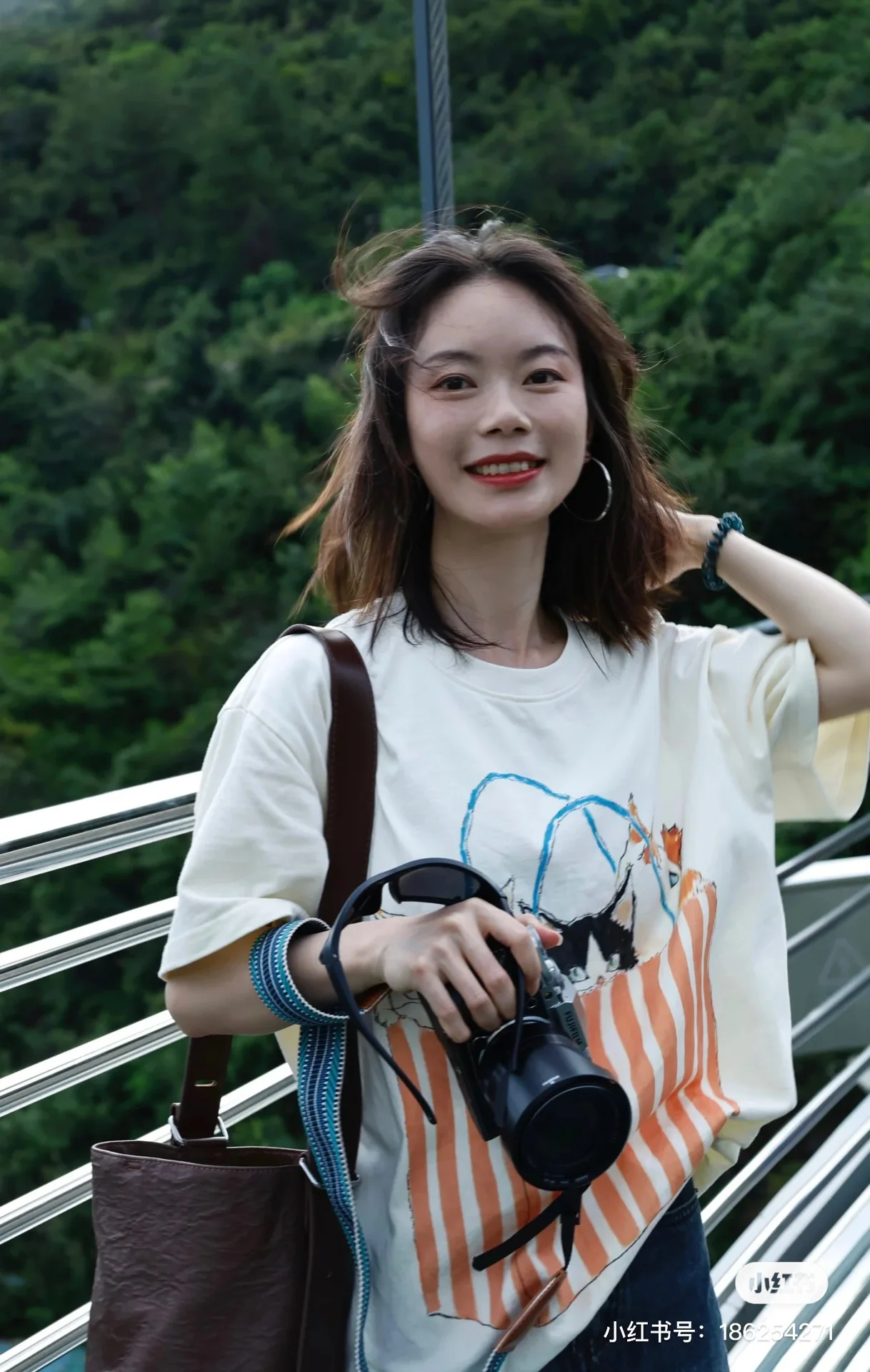 구찌 핸드백 모빌라이제이션 프린트 반팔 티셔츠 상세 이미지 10