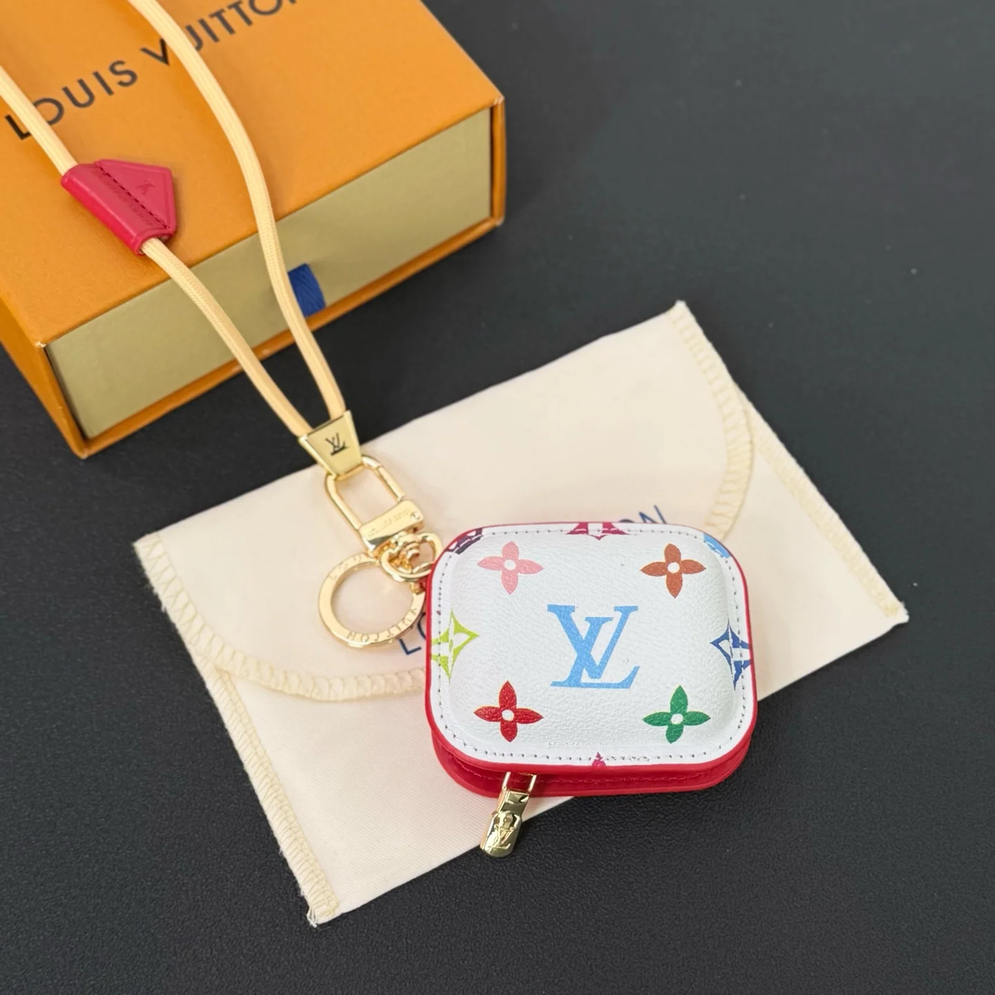 루이비통 LV 튠 이어폰 가방 키링 상세 이미지 2
