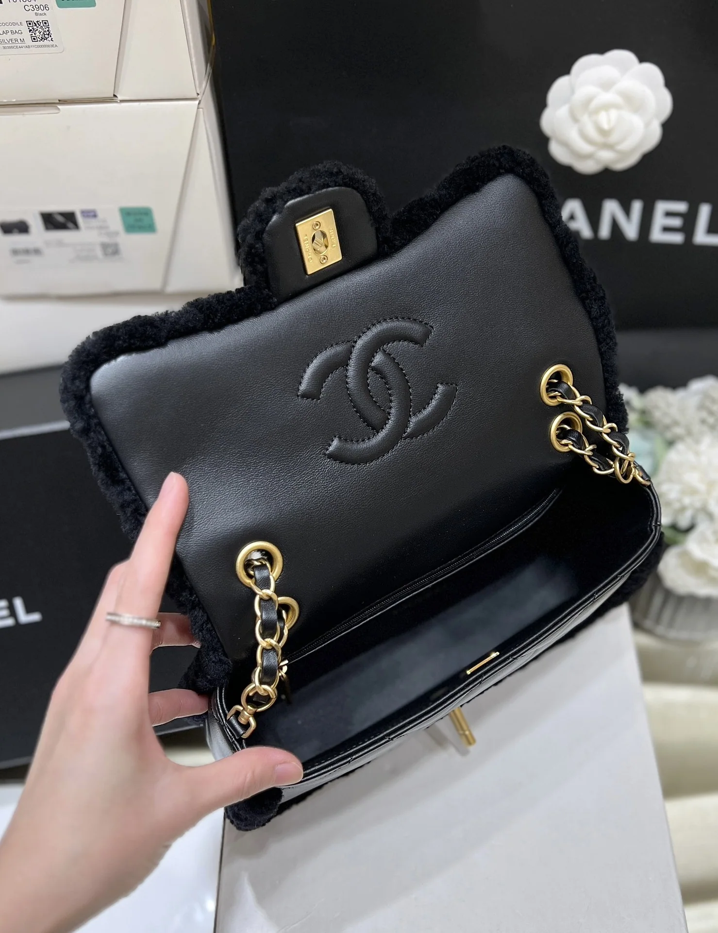 샤넬 24 K 테디베어 대형 블랙 가방 AS5149 상세 이미지 6