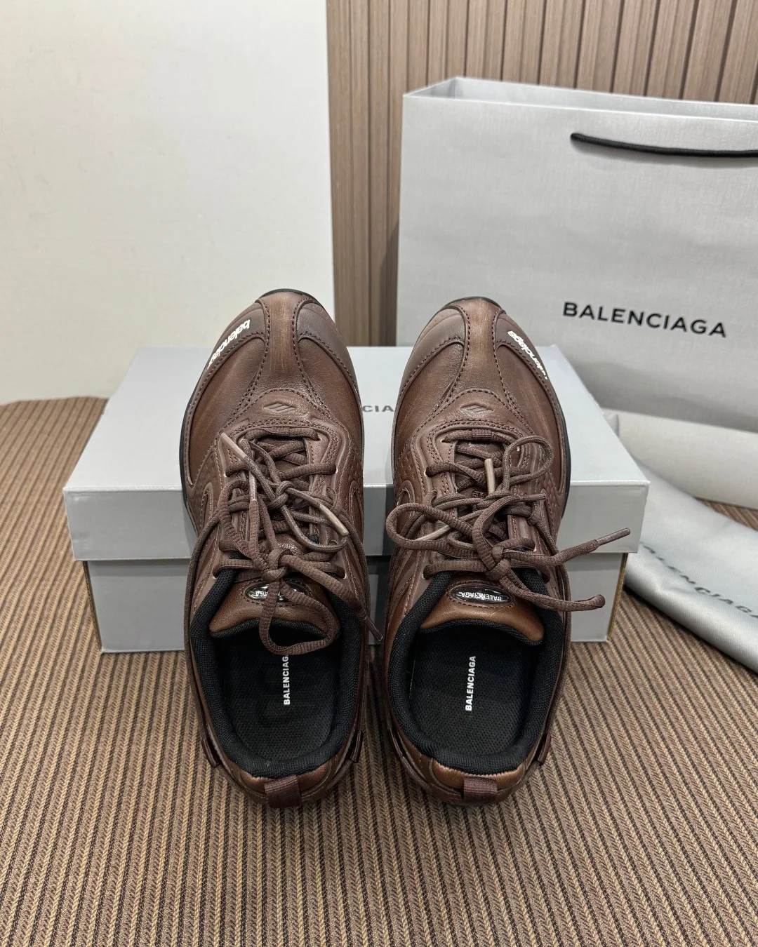 발렌시아가 레더 스니커즈 156939
