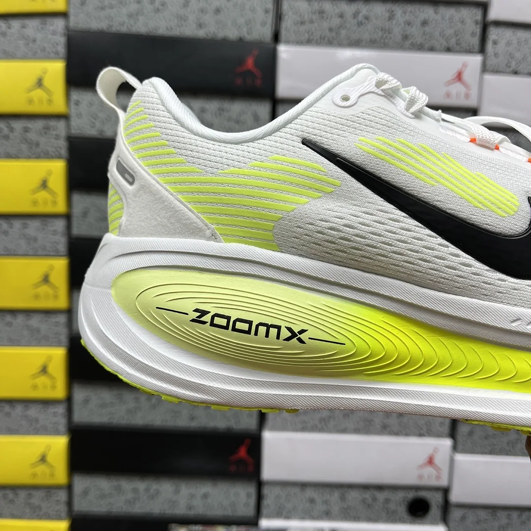 나이키 [XY] 보메로 18 HM6803-120 201546 Nike Vomero 18 White Barely Volt Black 상세 이미지 6