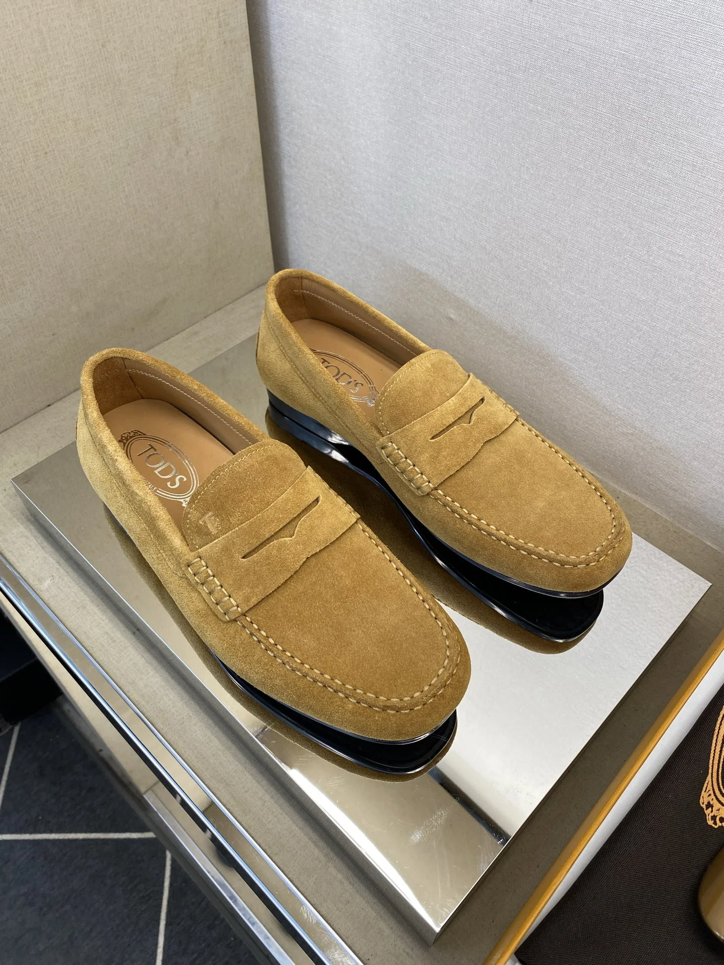 토즈 스웨이드 송아지가죽 남성 클래식 로퍼 상세 이미지 4
