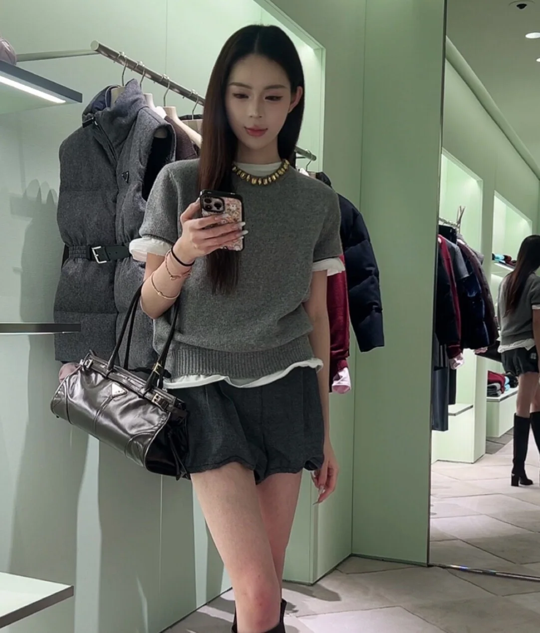 프라다 큐빅 장식 캐시미어 혼방 카라 반팔 티셔츠 2026 SS 상세 이미지 2