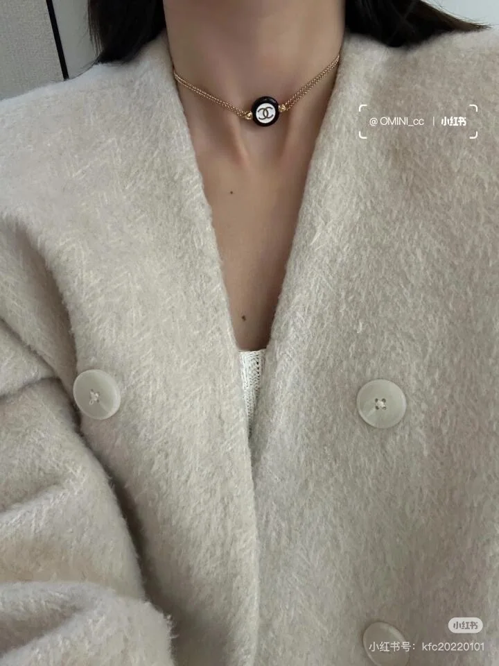 샤넬 블랙&화이트 버튼 라운드 에나멜 귀걸이 상세 이미지 7