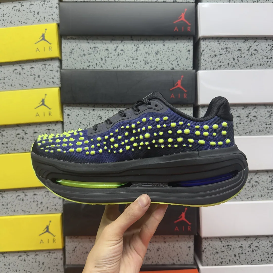 나이키 [5A] 보메로 프리미엄 QS IR2168-002 201766 Nike Vomero Premium QS Black Volt Glow 상세 이미지 4