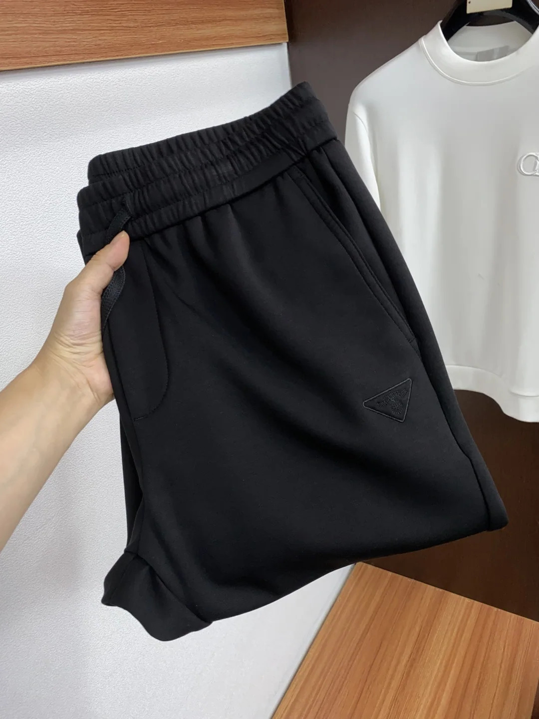 프라다 자수 장식 스트레이트 레그 남성 바지 상세 이미지 2