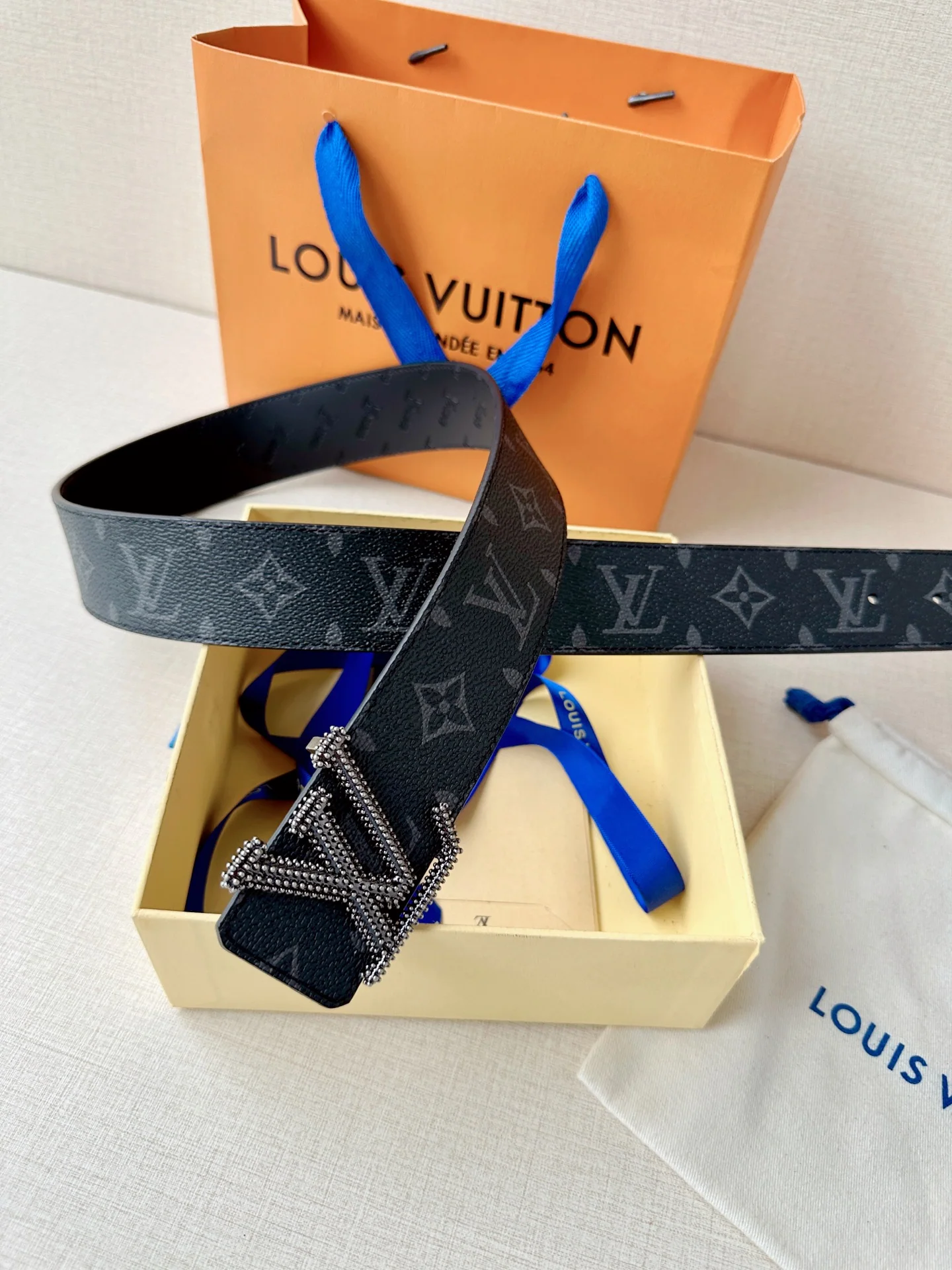 루이비통 LV 이니셜 스터드 리버서블 가죽 벨트 상세 이미지 8