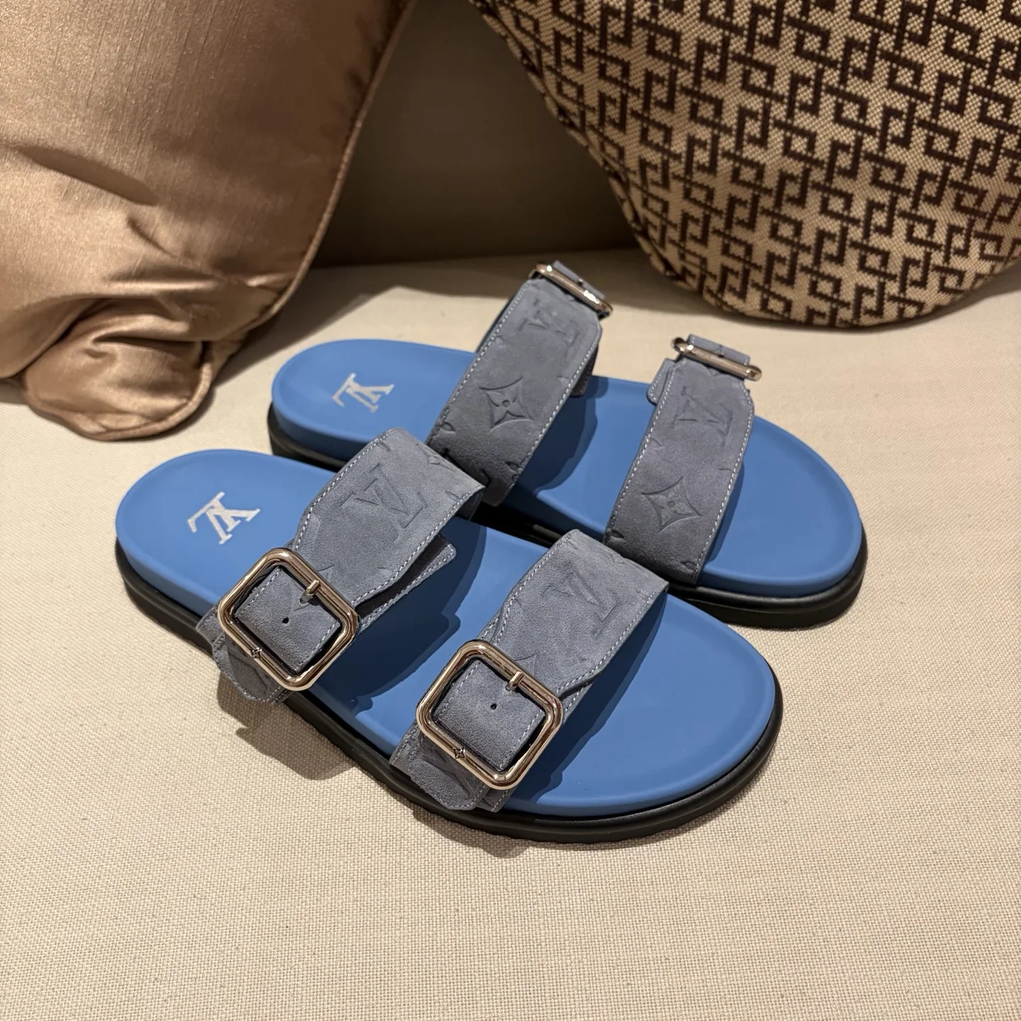루이비통 더블 스트랩 샌들 149084