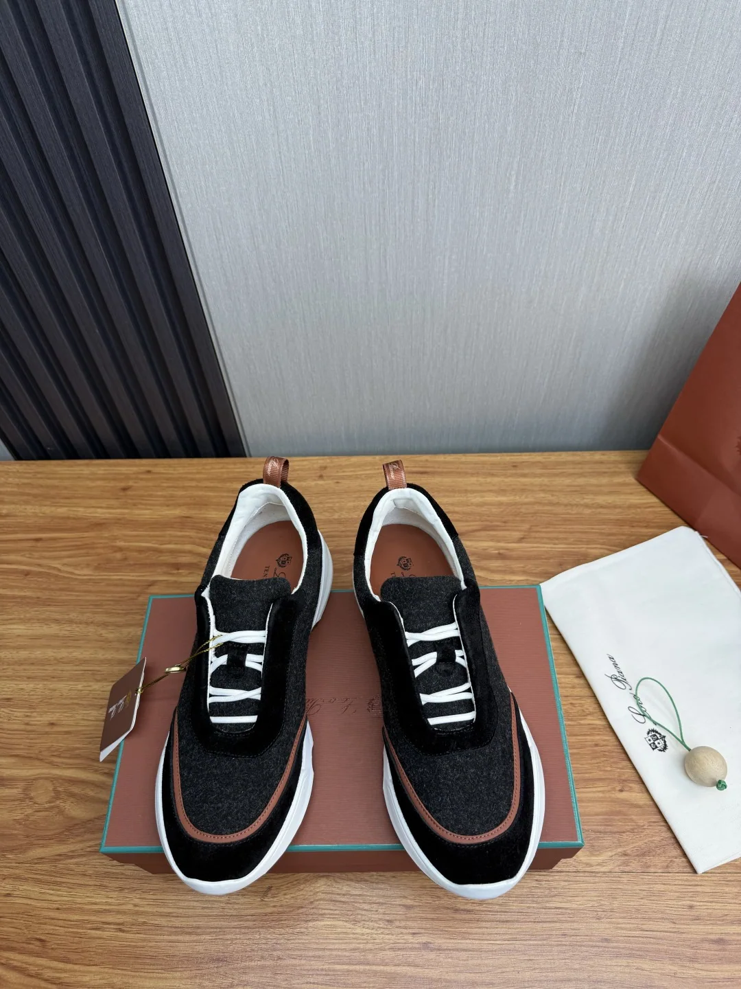 로로피아나 남성용 스웨이드 캐주얼 스니커즈 상세 이미지 2
