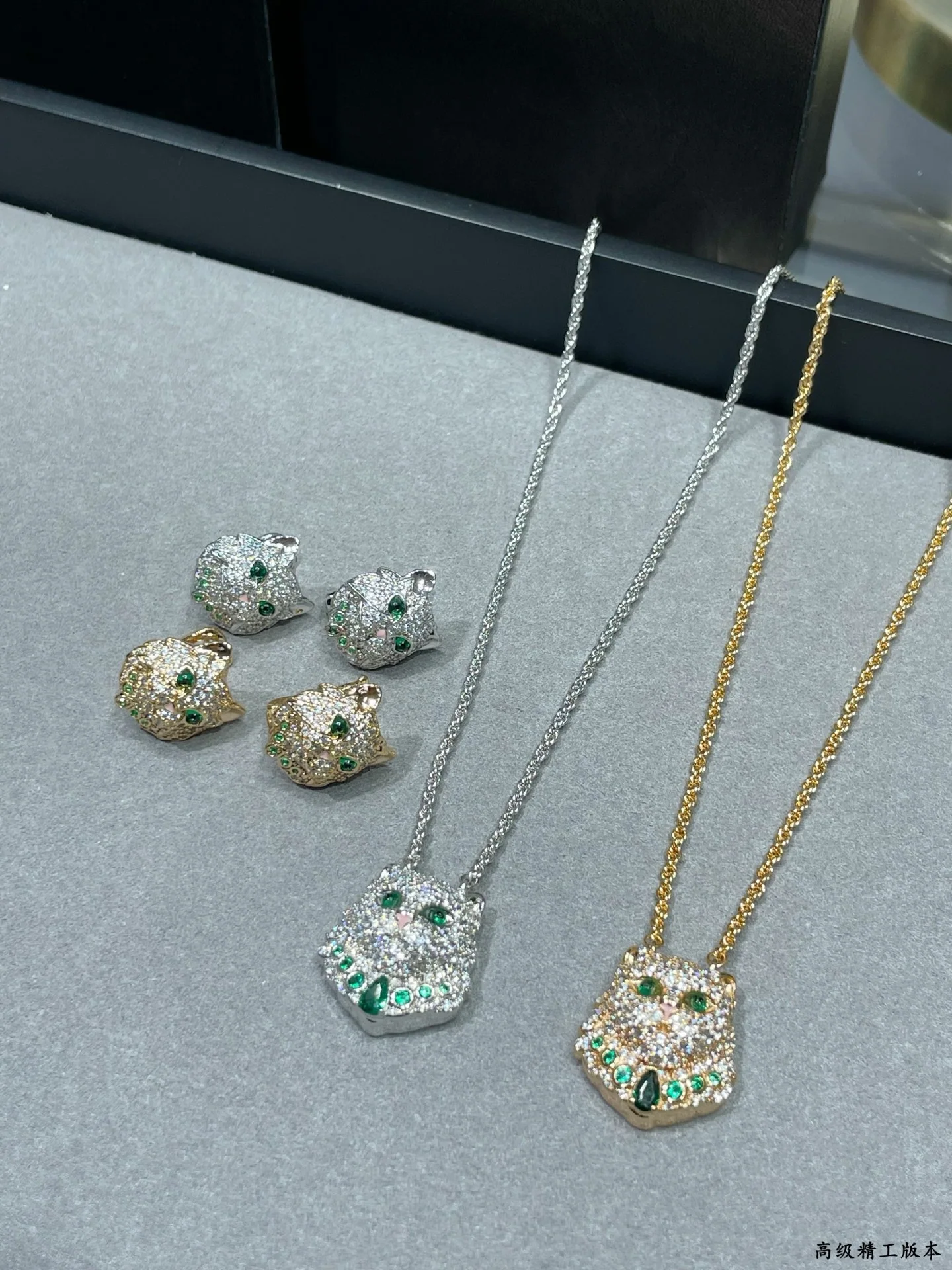 부쉐론 화이트 다이아몬드 고양이 귀걸이 상세 이미지 6