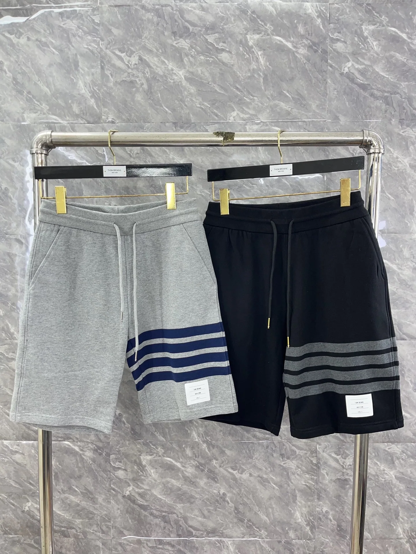 톰브라운 25 ss 컬러웨이 사선 스트라이프 반바지 40398 Thom Browne Shorts 상세 이미지 1
