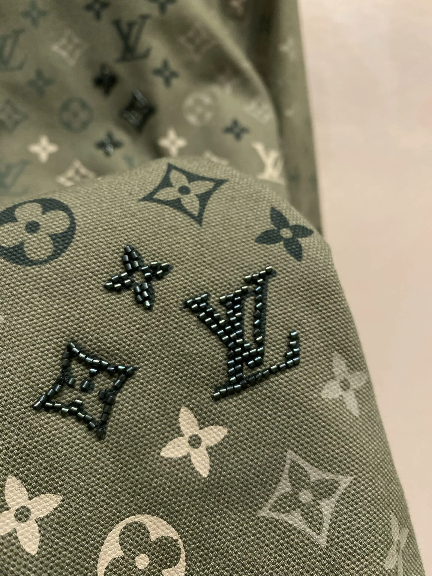 루이비통 모노그램 자수 프린트 후드집업 2026 FW 상세 이미지 9