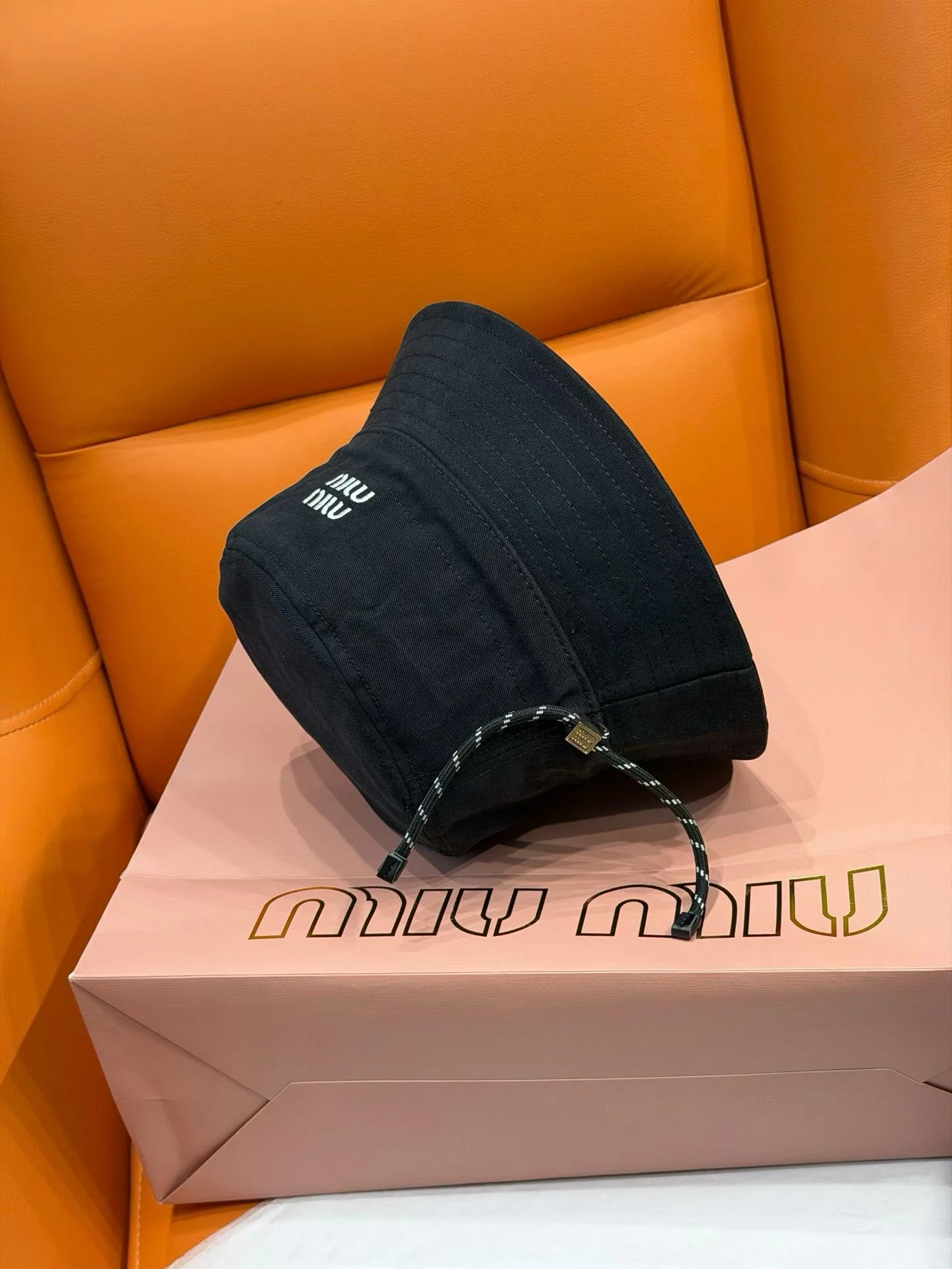 미우미우 블랙 자수 드로스트링 버킷햇 상세 이미지 5