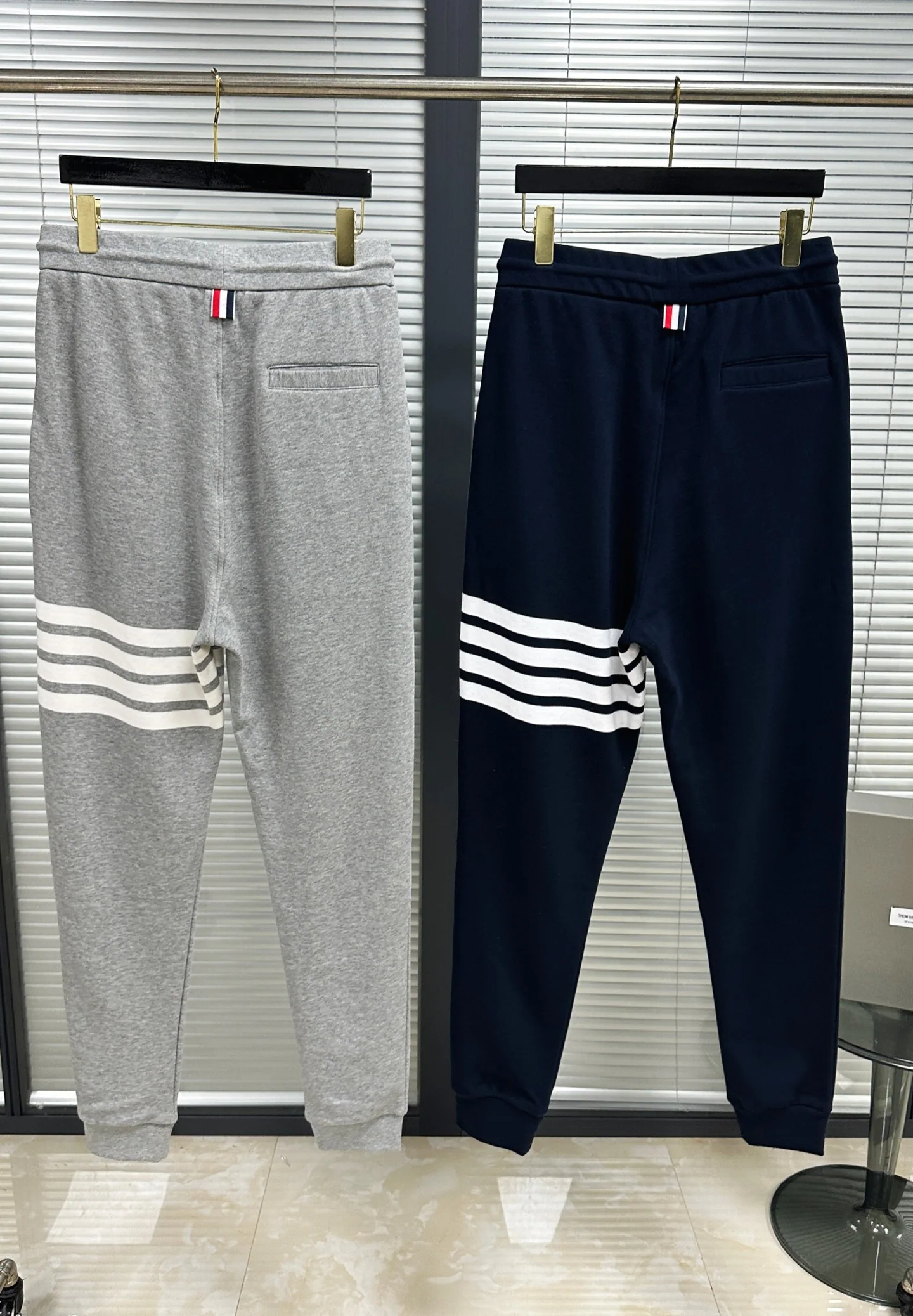 톰브라운 네이비 블루 그레이 브라운 남성 바지 레플리카 46692 Thom Browne 상세 이미지 3