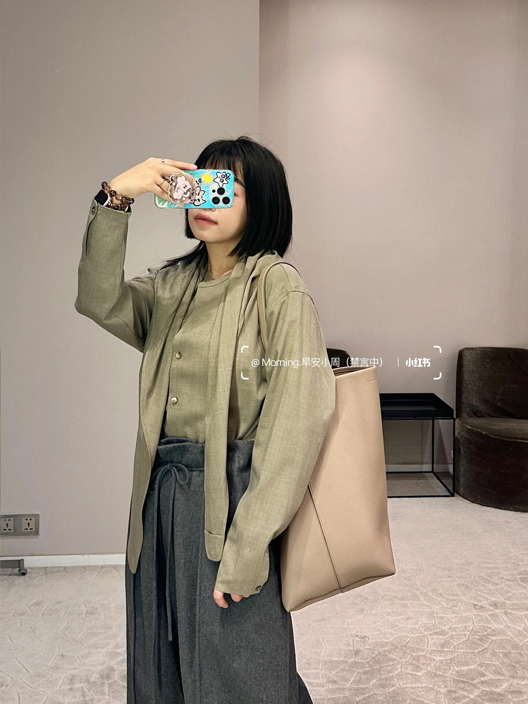 더로우 미니멀 블랙 토트백 상세 이미지 5