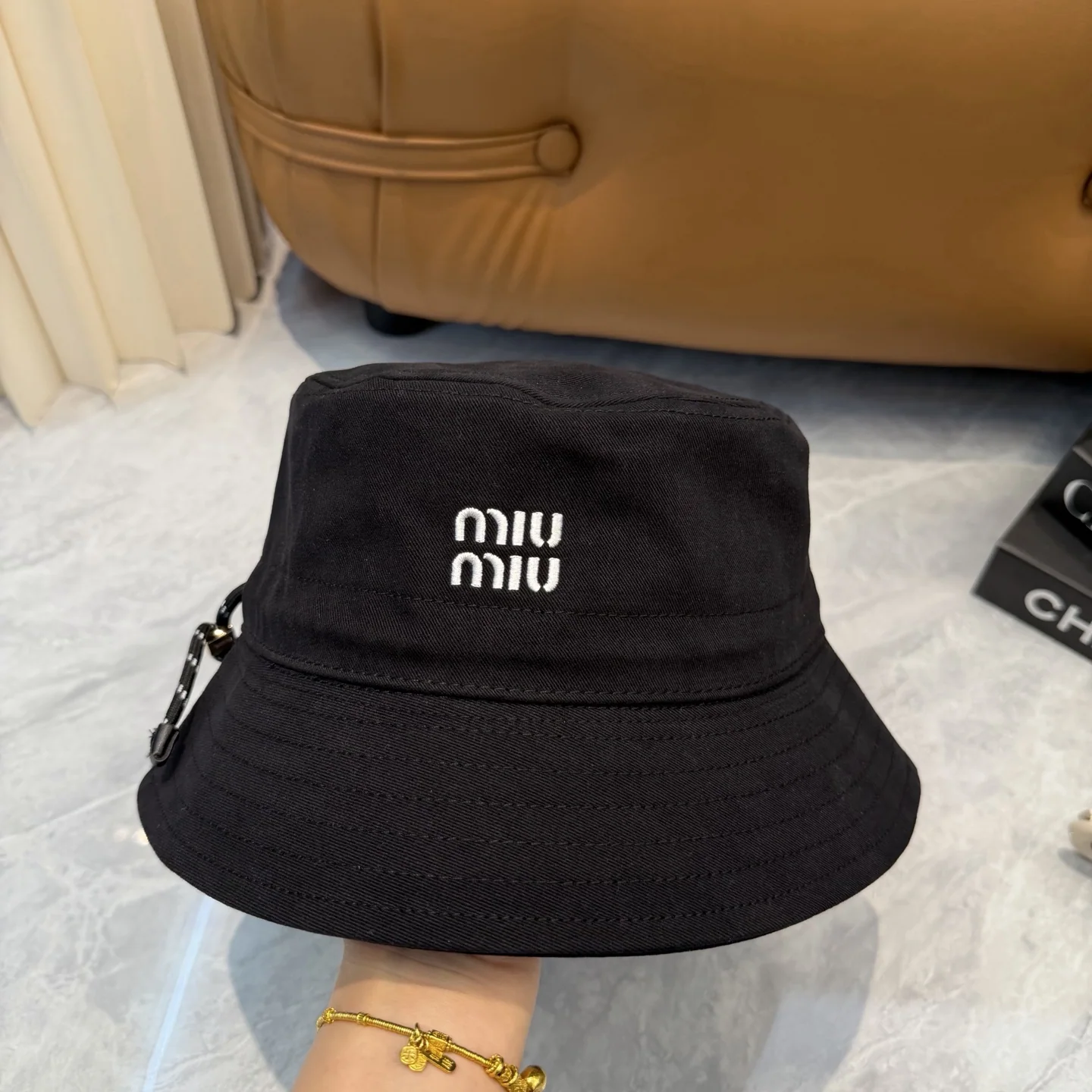 미우미우 자수 버킷 햇 모자 상세 이미지 2