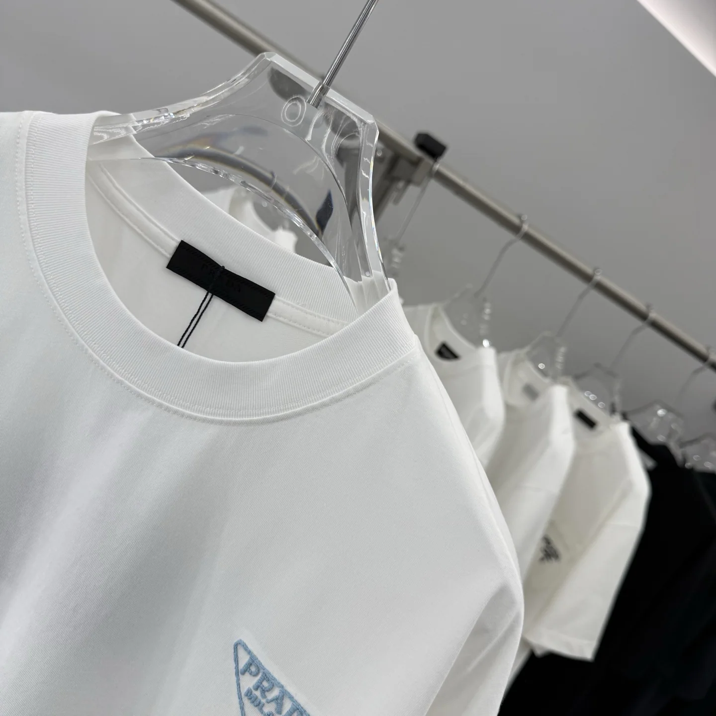 프라다 니들 자수 메탈 삼각 로고 크루넥 반팔 티셔츠 상세 이미지 4