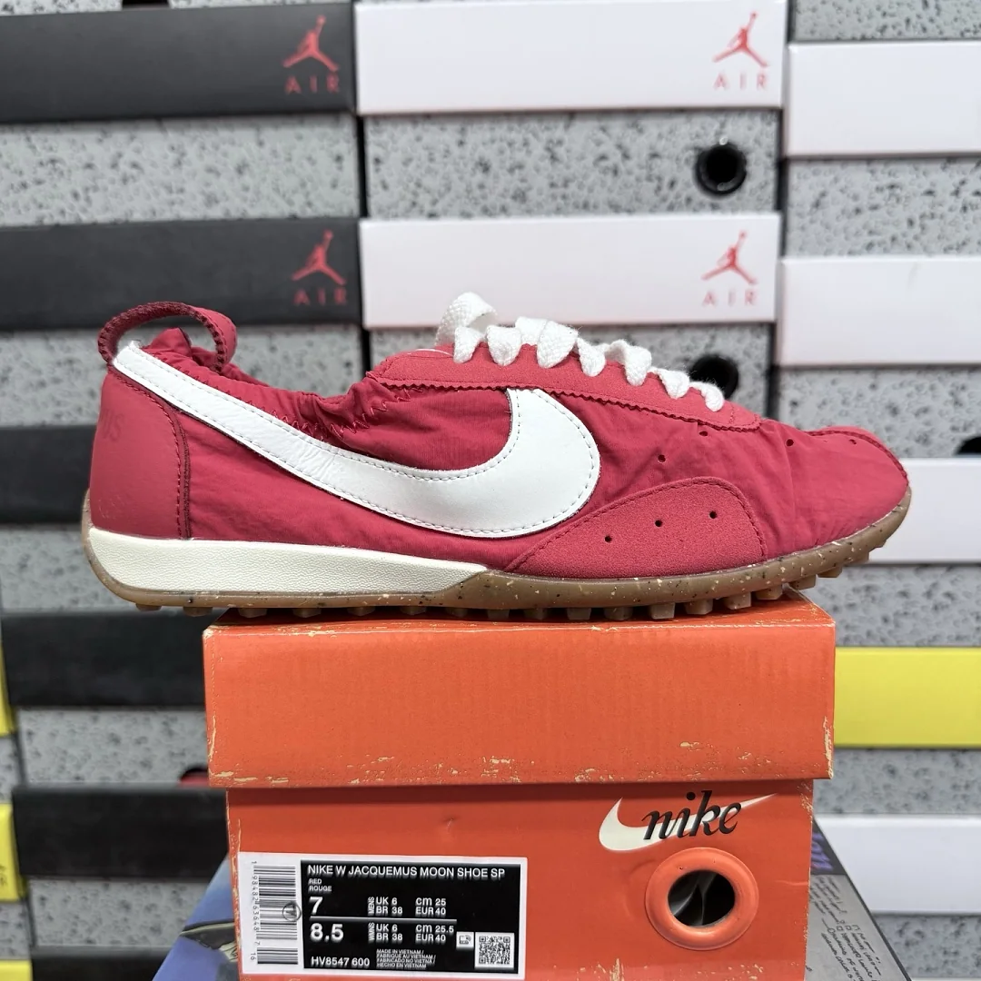 나이키 [GOD] HV8547-600 201600 Nike Moon Shoe SP Jacquemus University Red