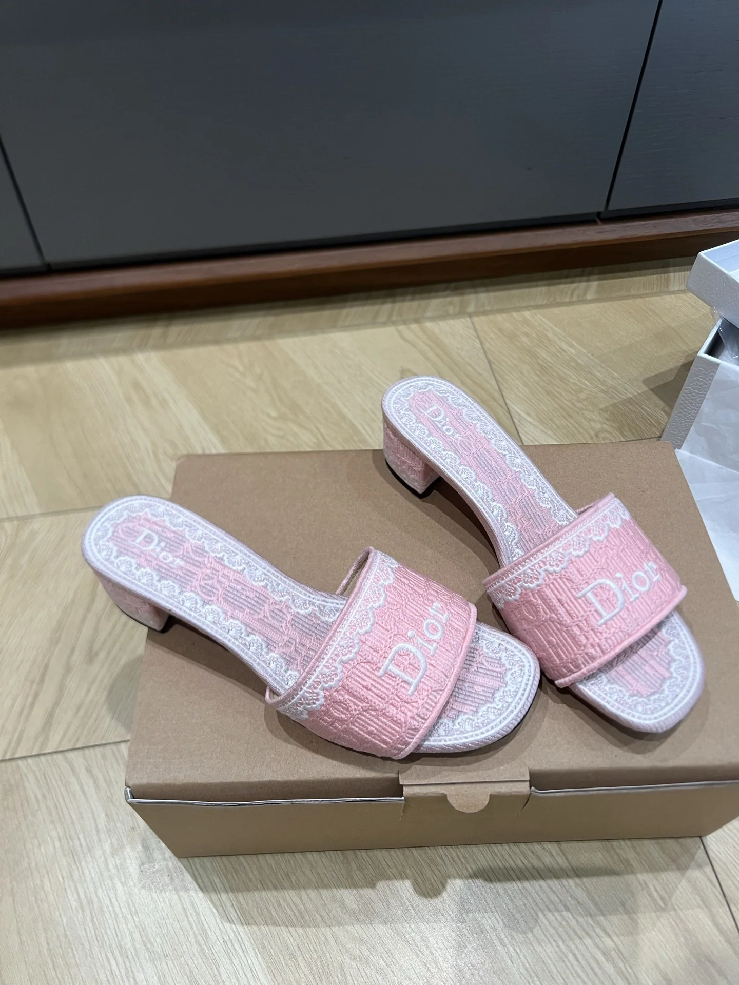 디올 자수 저지 샌들 상세 이미지 3