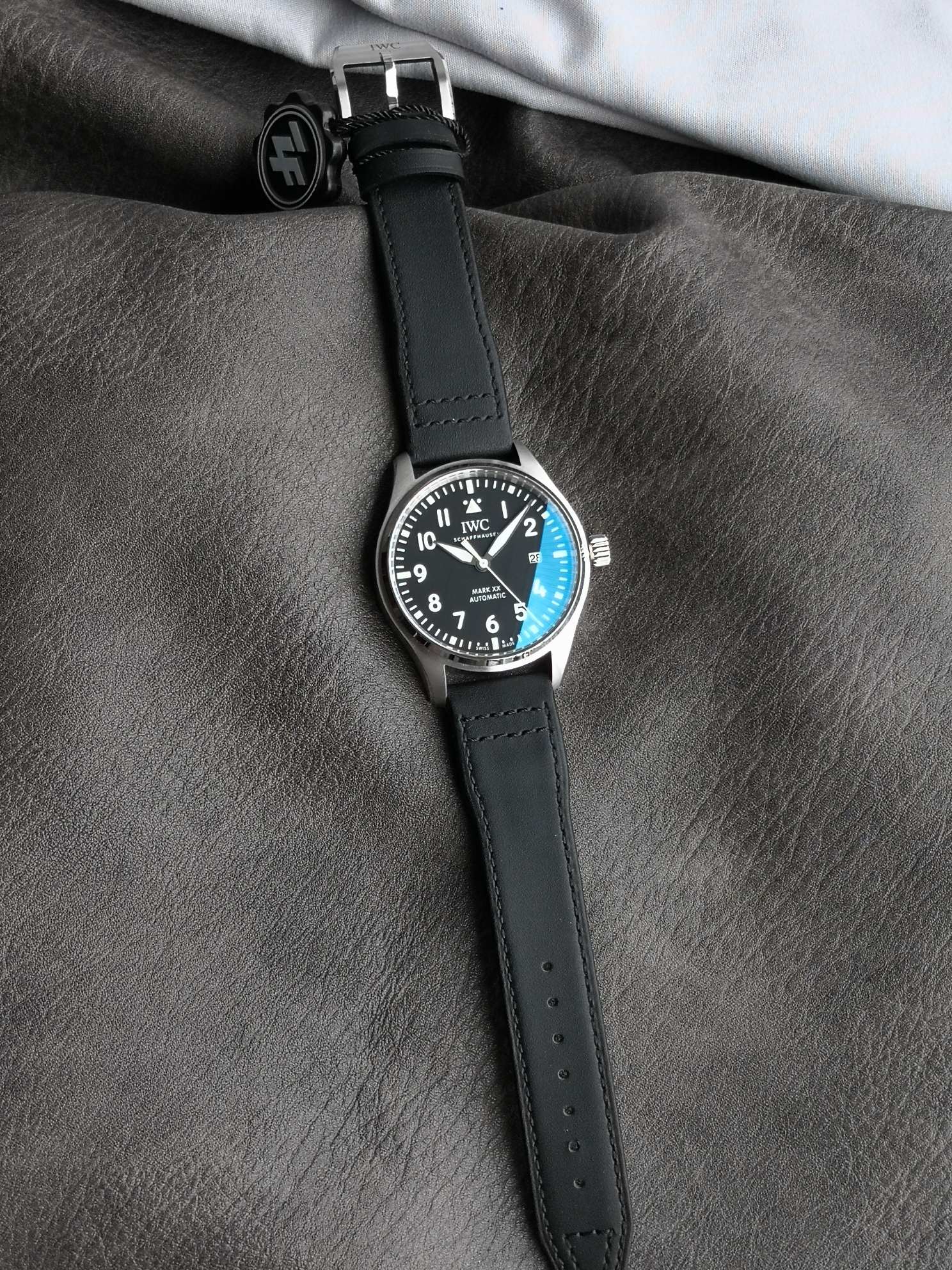 IWC 파일럿 블랙 다이얼 자동 시계 상세 이미지 2