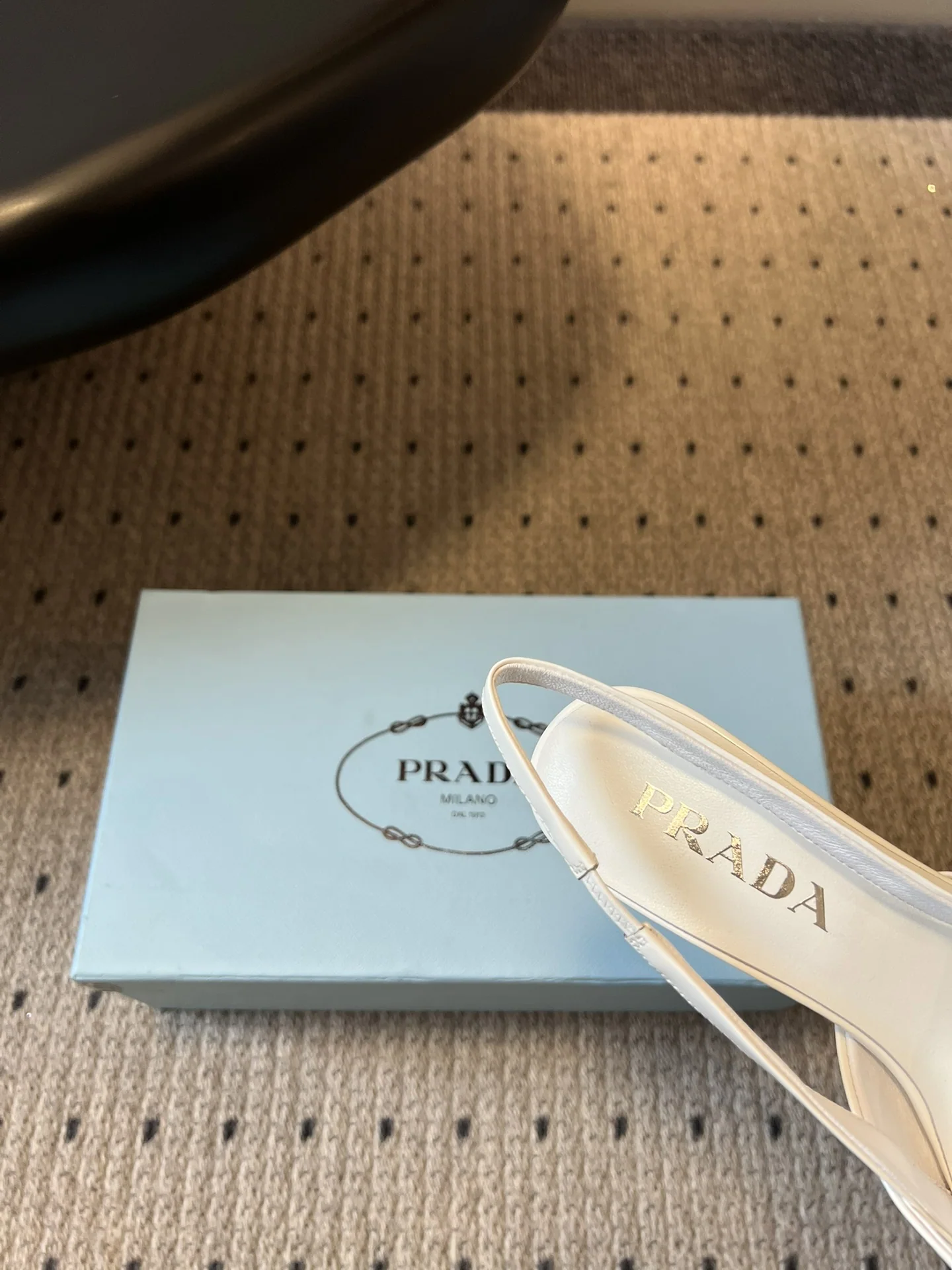 프라다 트라이앵글 로고 오픈백 포인티드 토 하이힐 상세 이미지 8