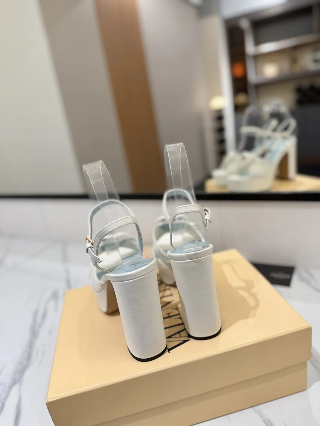 발렌티노 로열 브론즈 V 버클 하이힐 샌들 상세 이미지 8