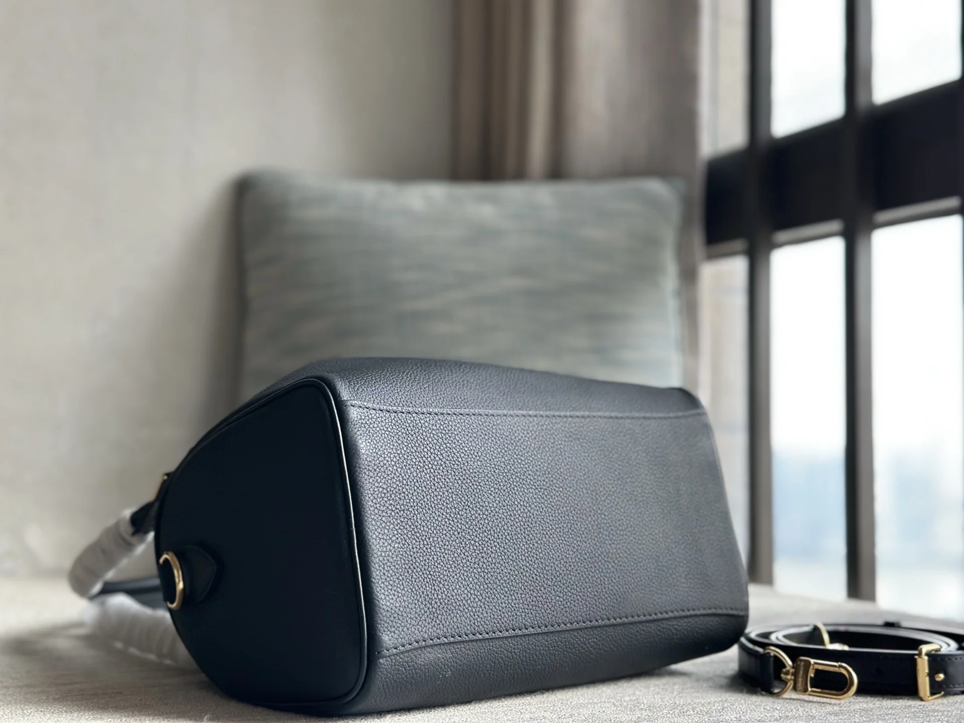 루이비통 FW 26 피카부 스피디 리버스 숄더백 M30327 상세 이미지 4