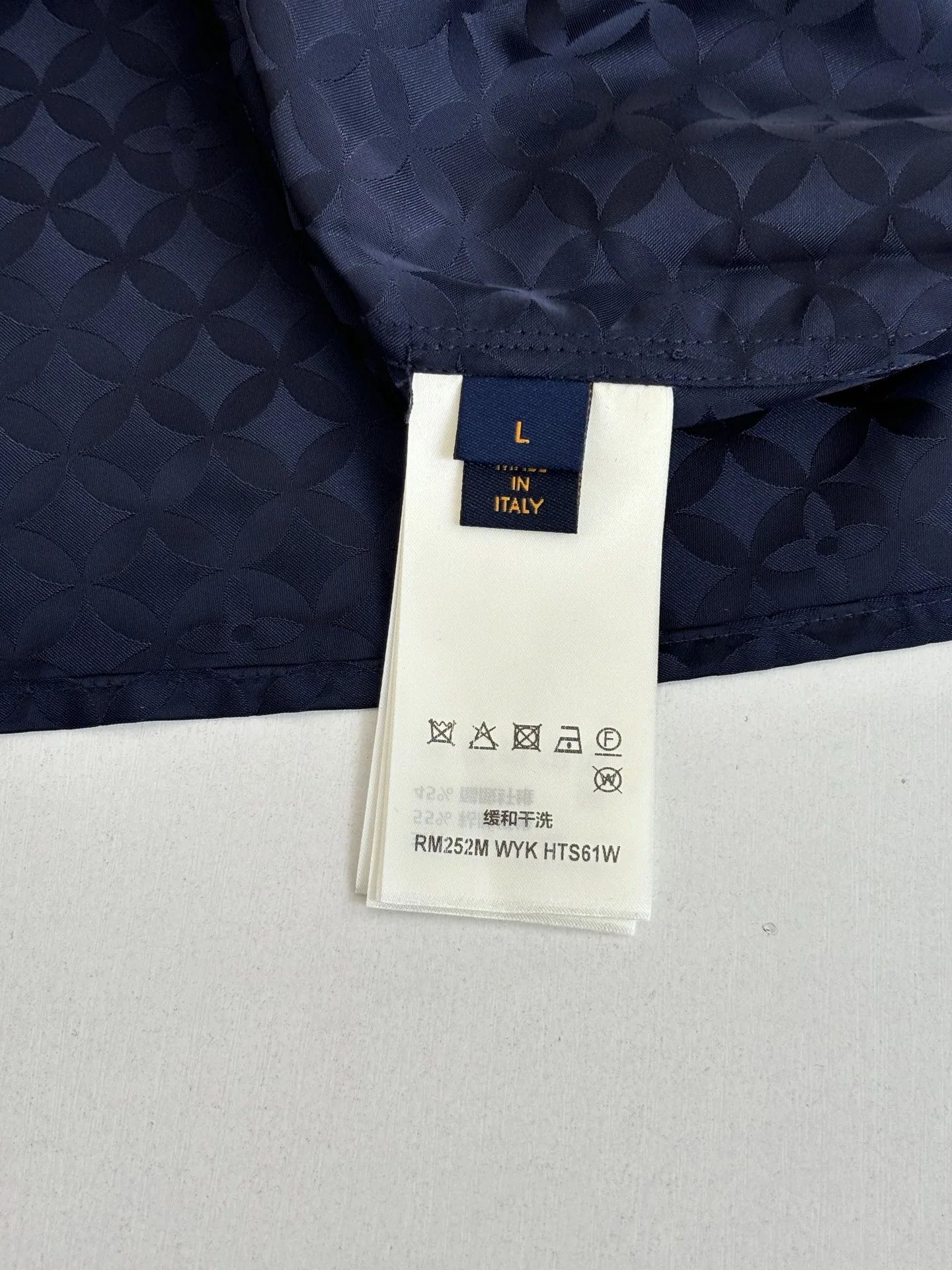루이비통 콜라보 브이넥 긴팔 셔츠 2025 FW 상세 이미지 12