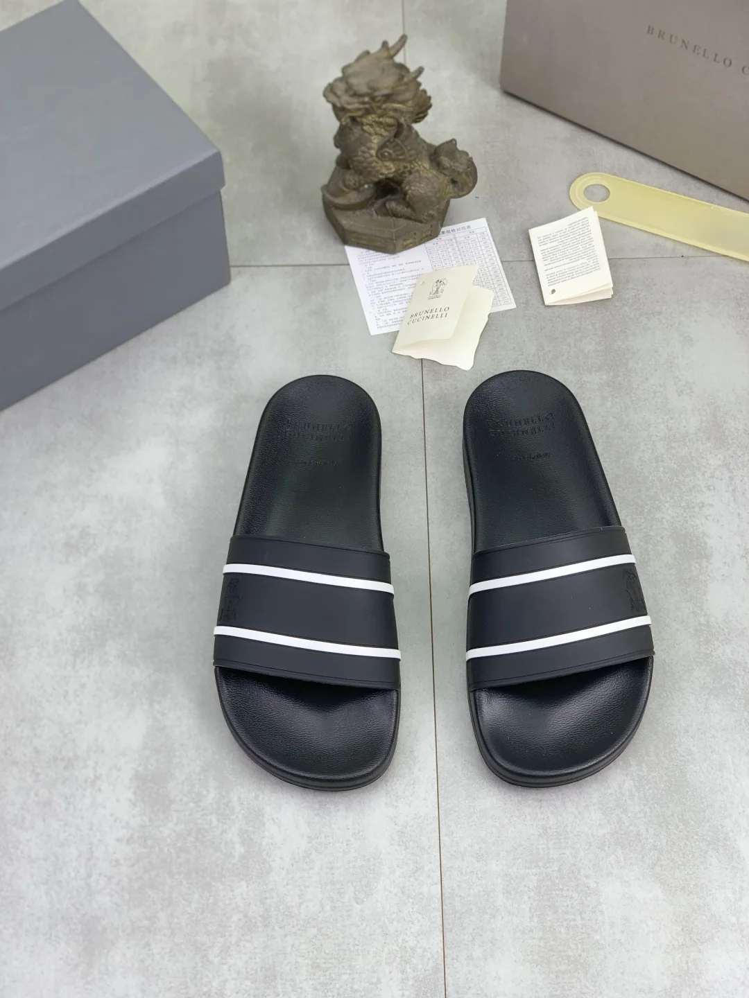 브루넬로쿠치넬리 워시드 스웨이드 남성용 샌들 상세 이미지 2