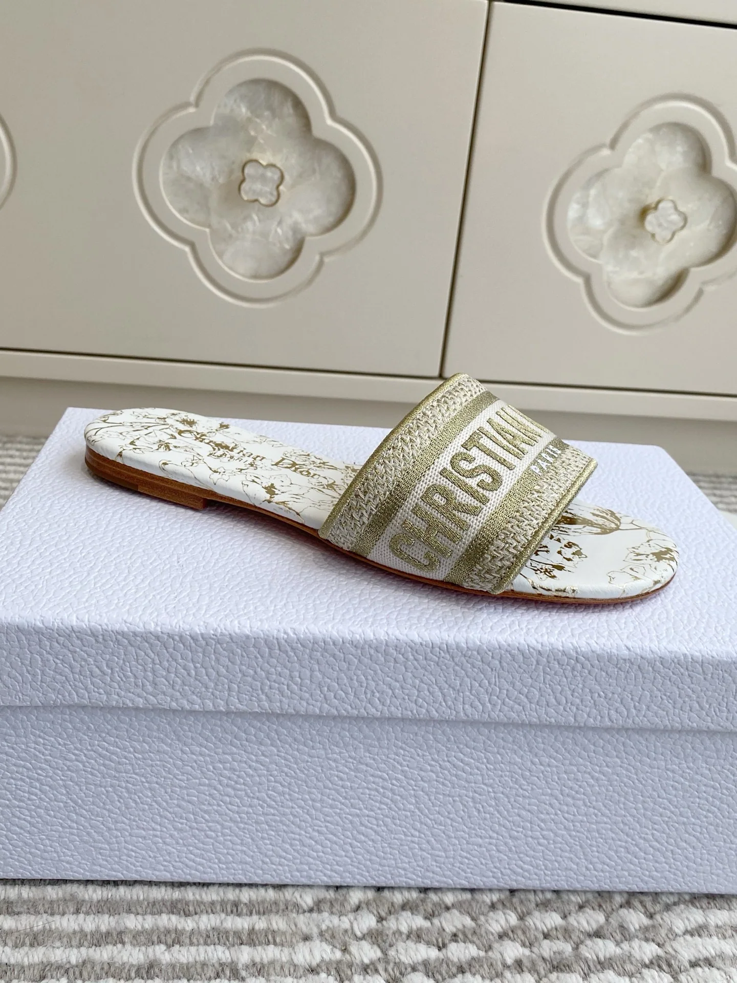 디올 드웨이 코튼 3D 자수 샌들 상세 이미지 4