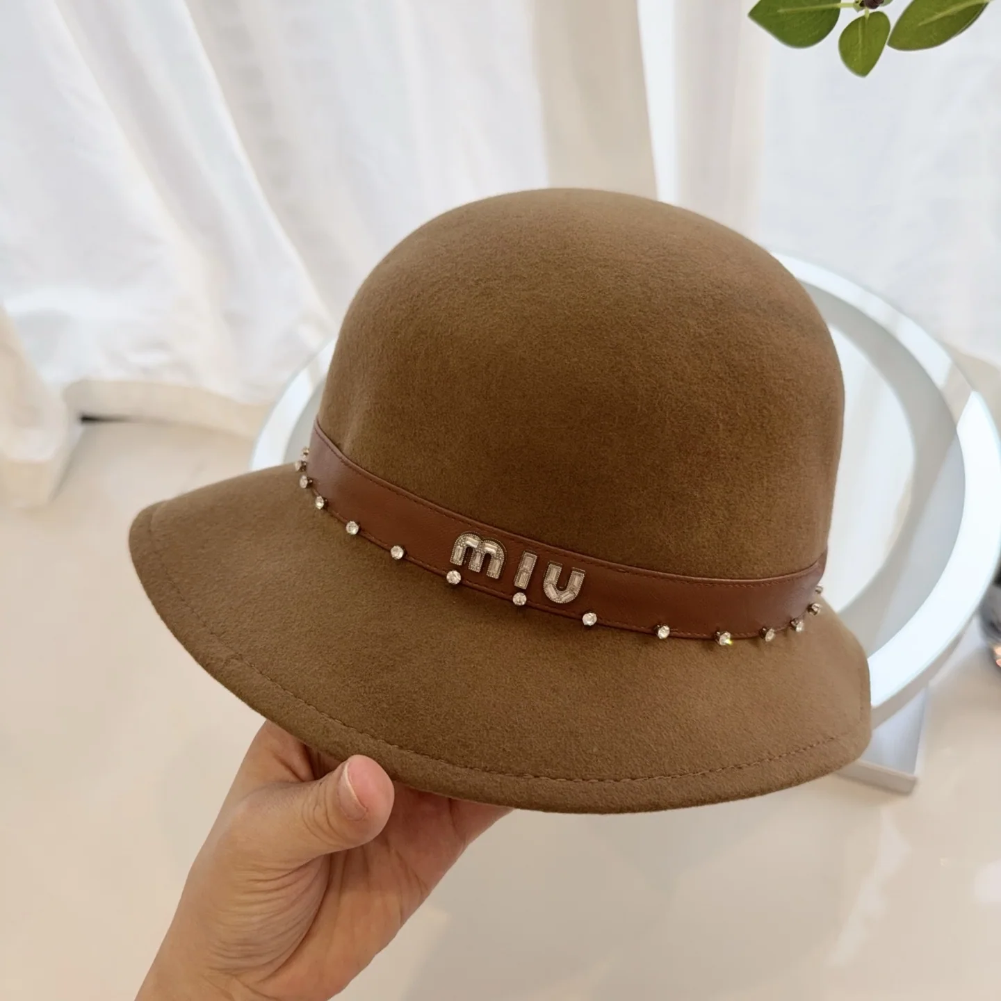 미우미우 프릴 장식 가죽 벨트 버킷 모자 상세 이미지 6