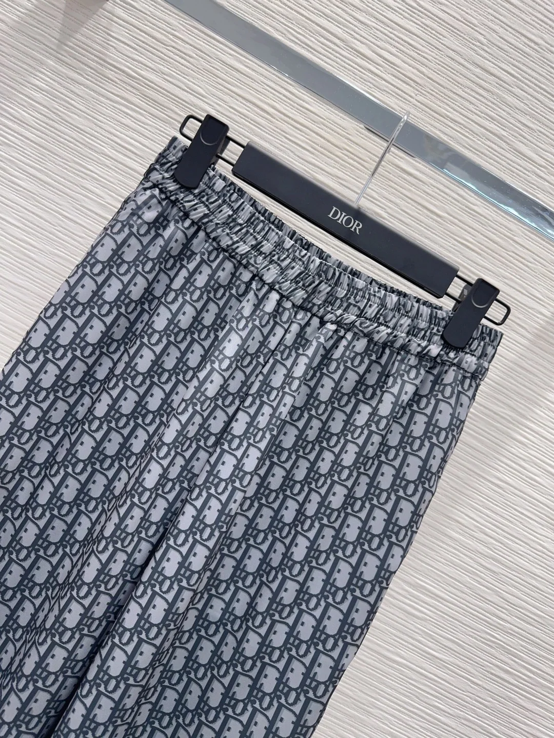 디올 새틴 프린트 로고 여성 바지 상세 이미지 3