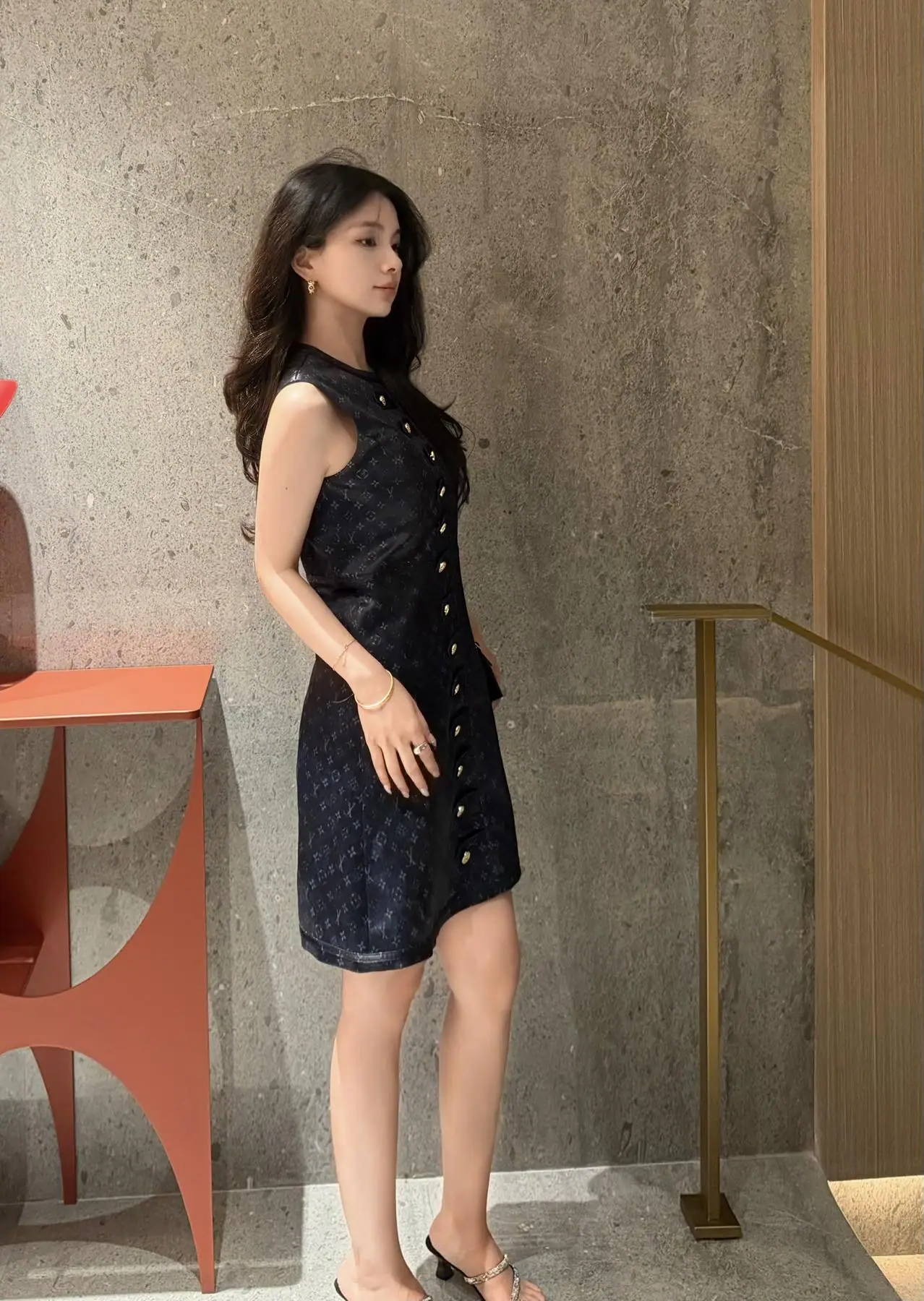 루이비통 골드 로고 프린트 민소매 원피스 상세 이미지 7