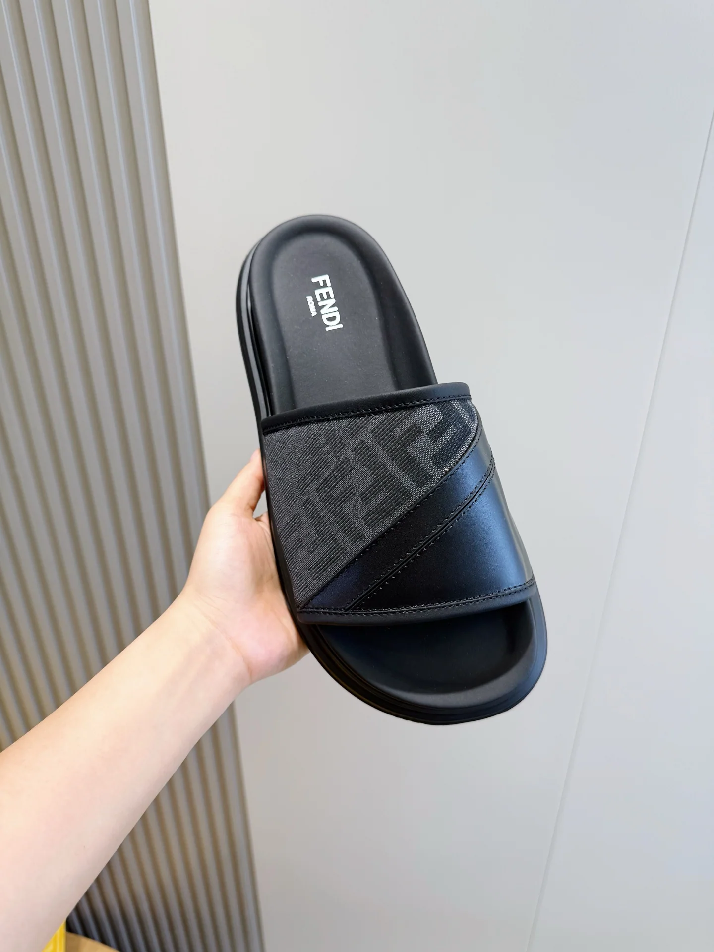 펜디 남성 비치 컬러 블록 러버 샌들 상세 이미지 4