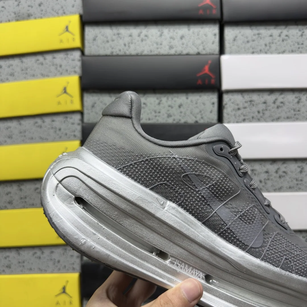 나이키 [5A] 보메로 프리미엄 IR1988-084 201741 Nike Vomero Premium Isamaya Run Forever 상세 이미지 3