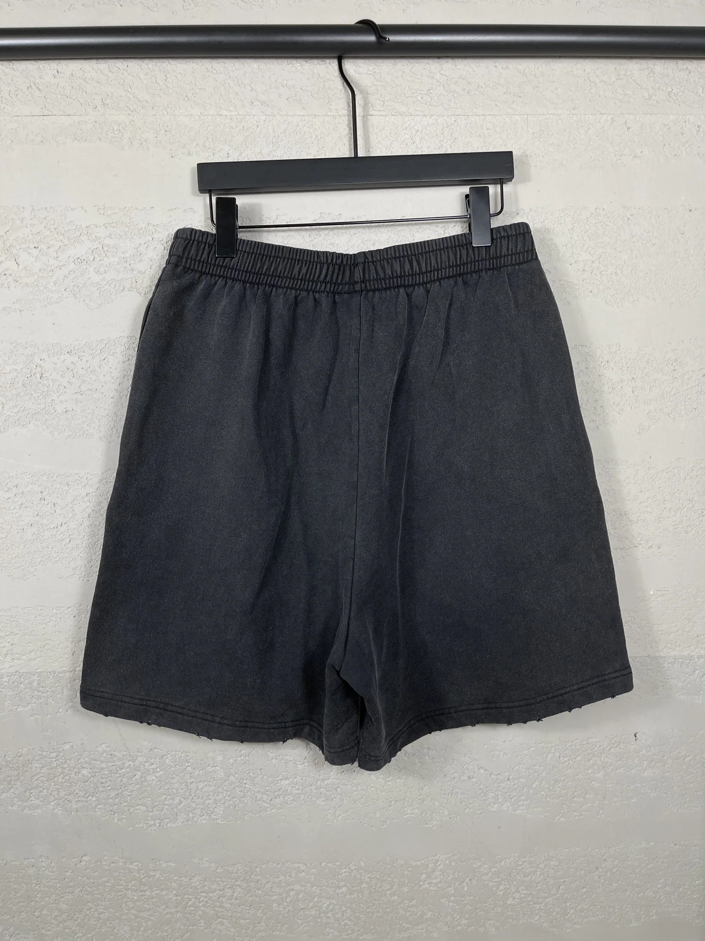 발렌시아가 파리 불꽃 로고 워싱 남성 반바지 상세 이미지 2