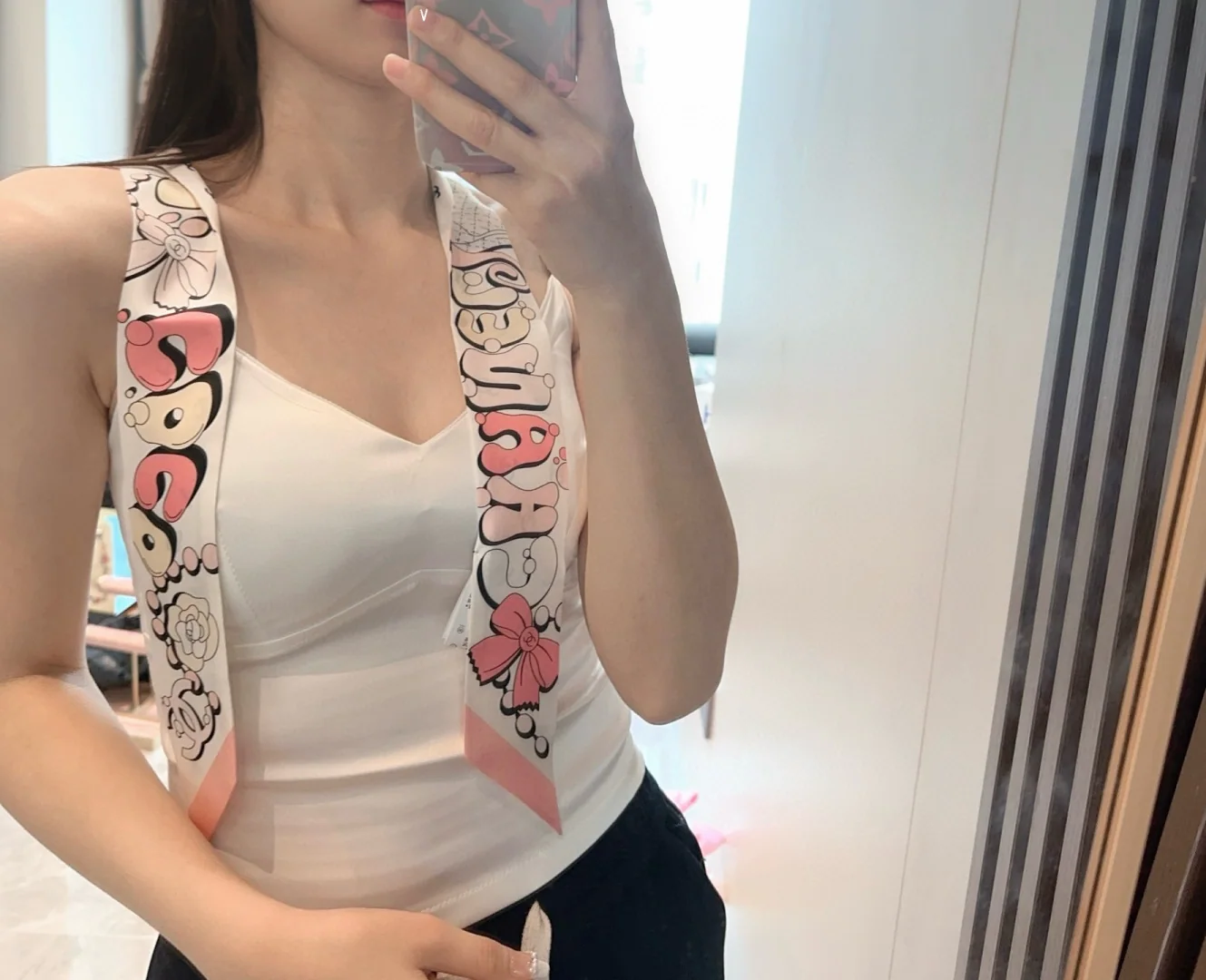 샤넬 만화풍 레터 실크 트윌리 스카프 146396