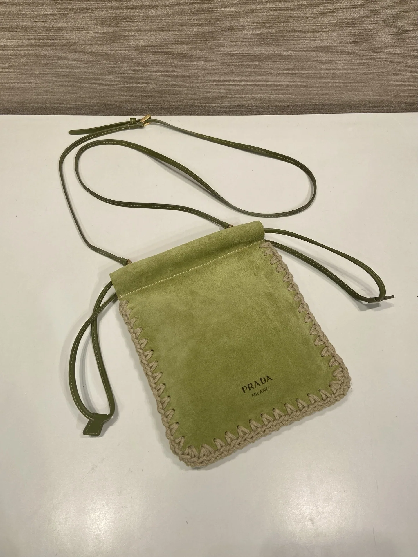 프라다 우븐 스웨이드 스마트폰 클러치 가방 1ZT092 상세 이미지 2