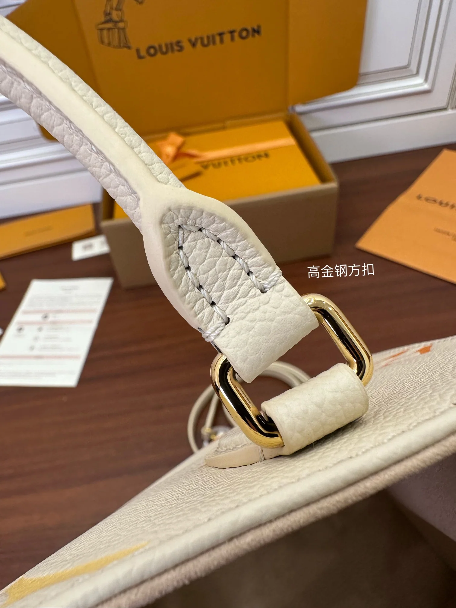 루이비통 M46513 가죽 숄더백 상세 이미지 4