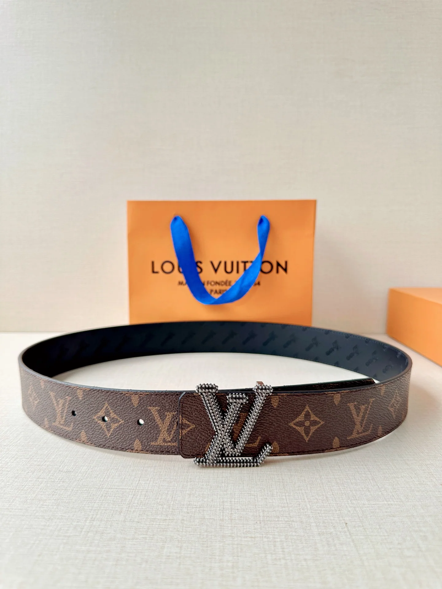 루이비통 LV 이니셜 스터드 리버시블 가죽 벨트 상세 이미지 1