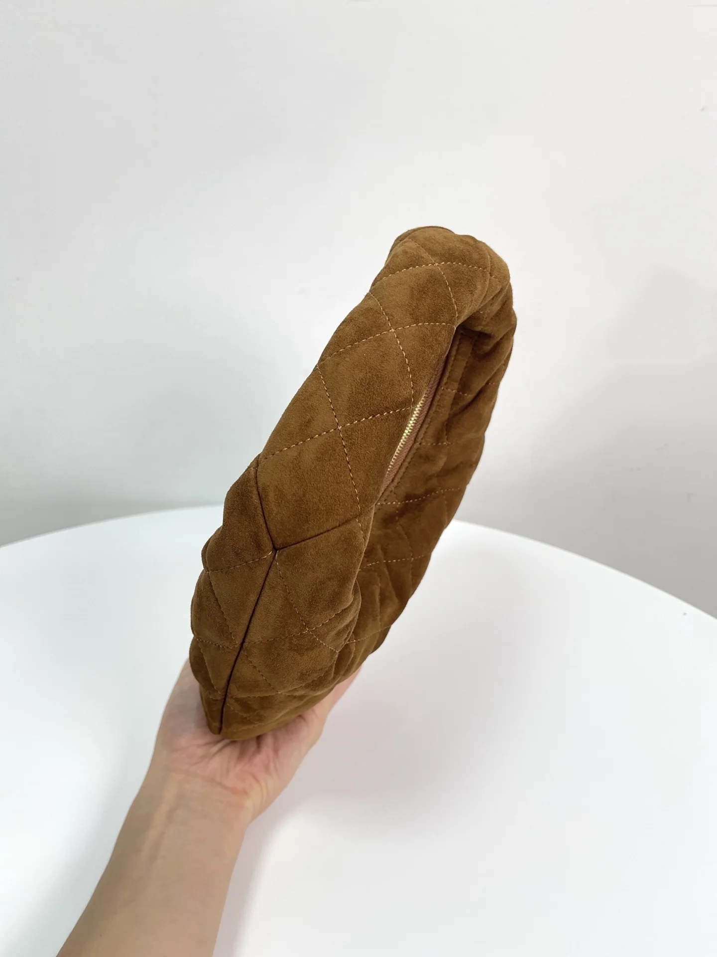 생로랑 이카리노 스웨이드 반달 가방 상세 이미지 5
