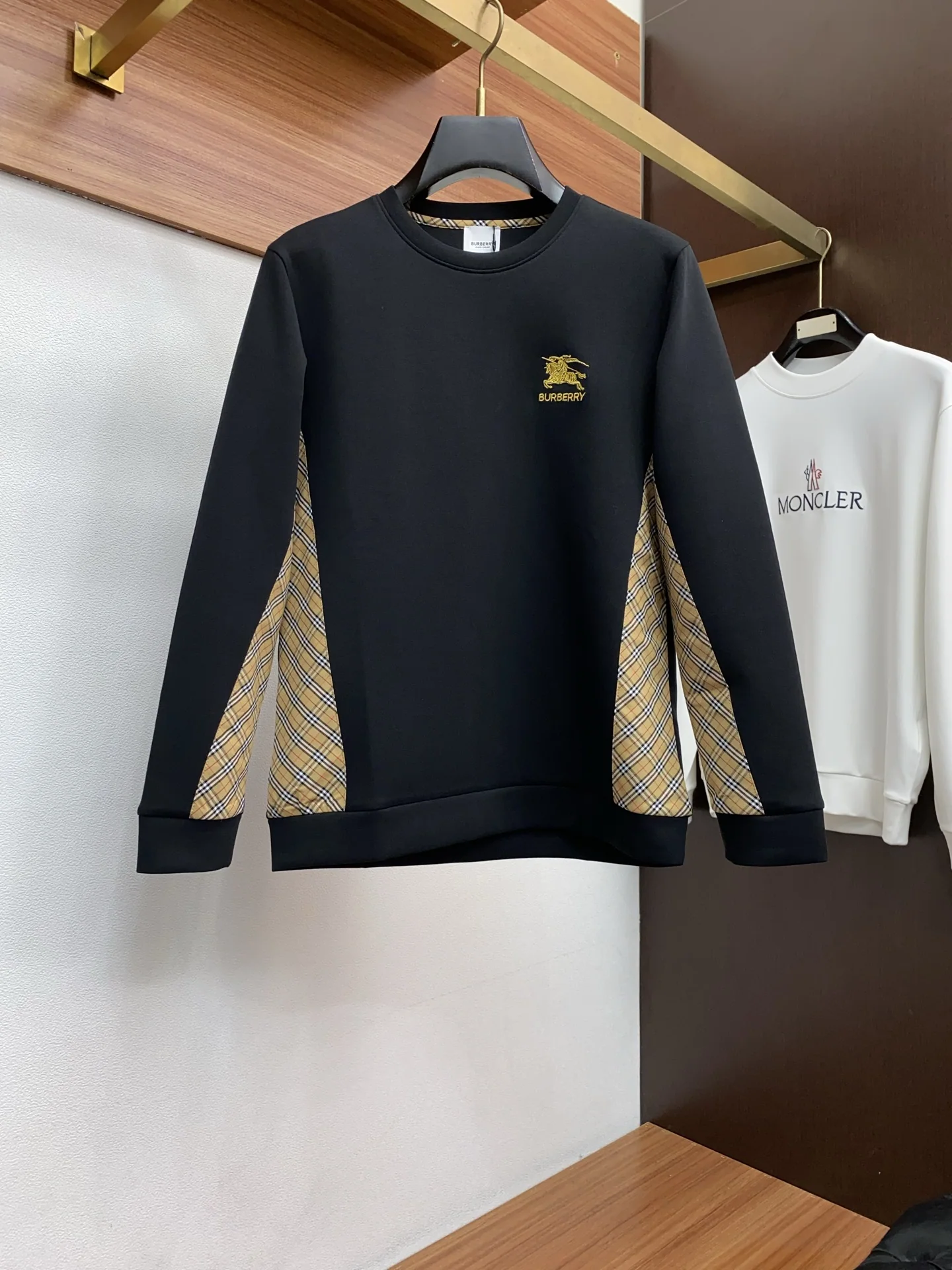 버버리 남성용 미니멀리스트 크루넥 코튼 긴팔 스웨트셔츠 P250