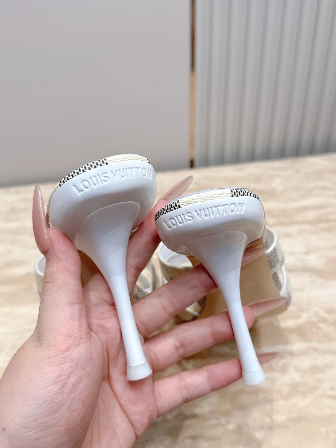 루이비통 메탈 버클 청키 힐 샌들 상세 이미지 5