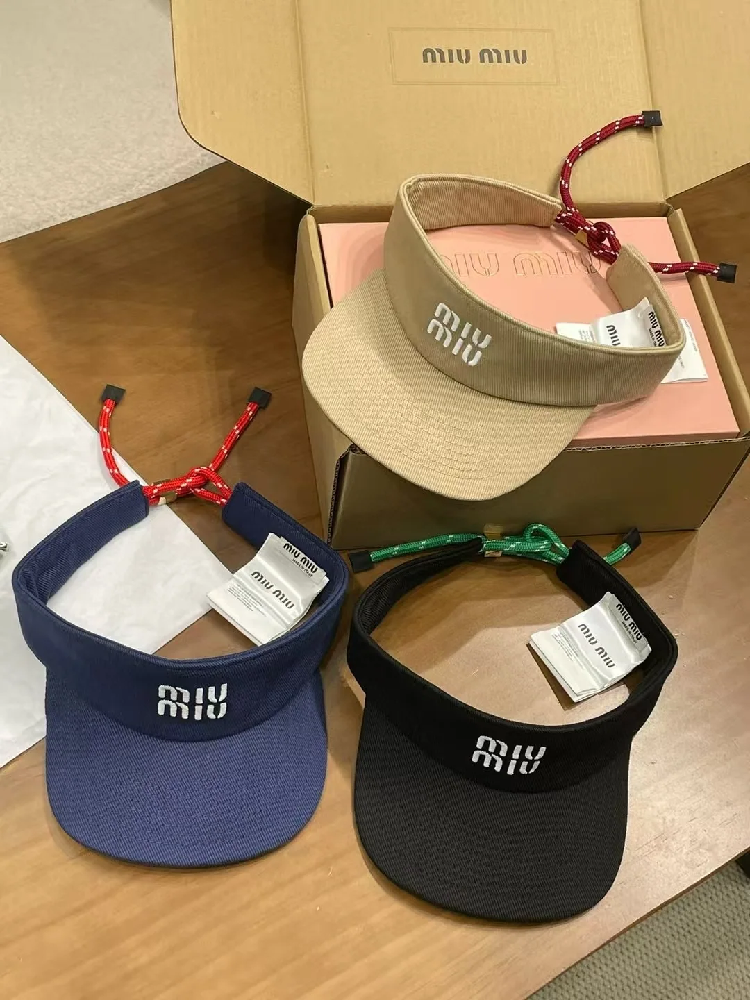 미우미우 드로스트링 바이저 모자 상세 이미지 1