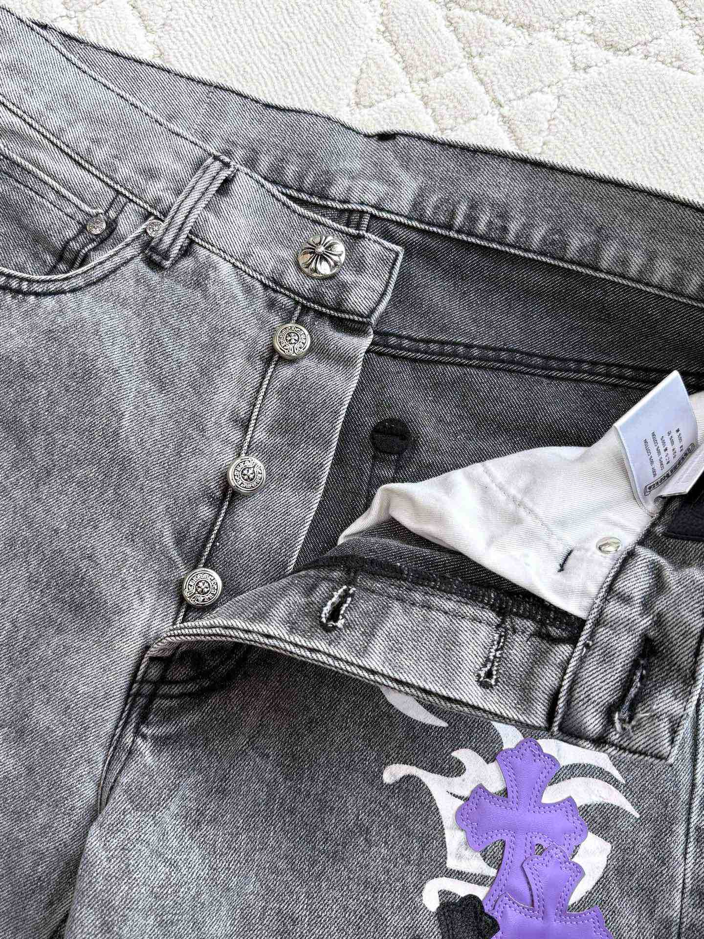 크롬하츠 헤비워시 프린트 그래피티 가죽 라벨 남성 바지 2025 SS 상세 이미지 8