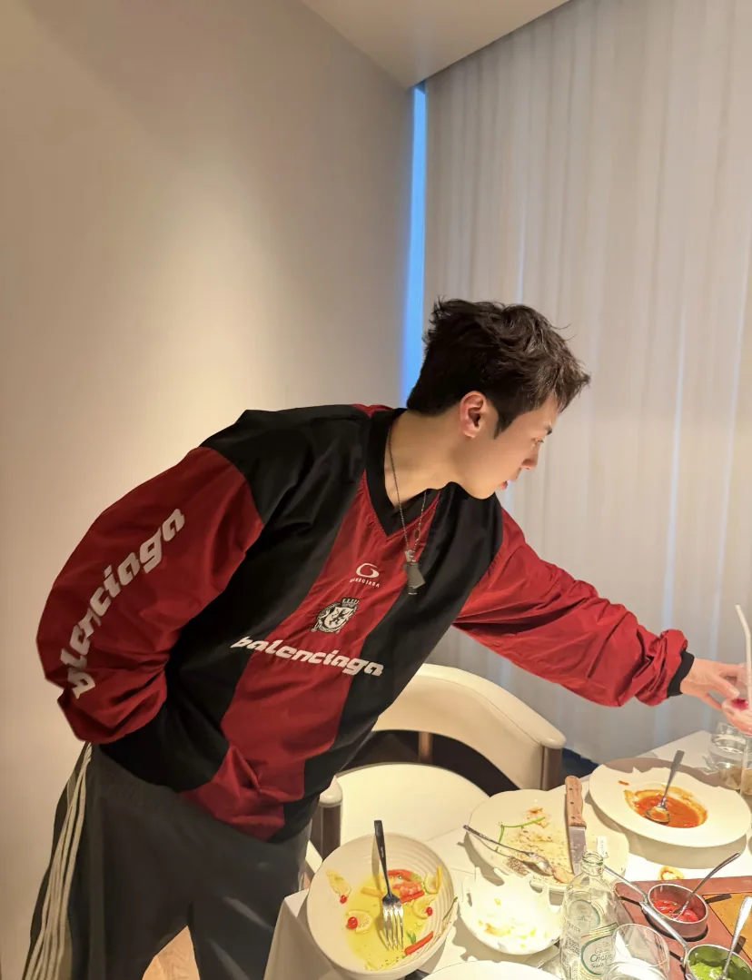발렌시아가 컬러 블록 V넥 긴팔 티셔츠 상세 이미지 27