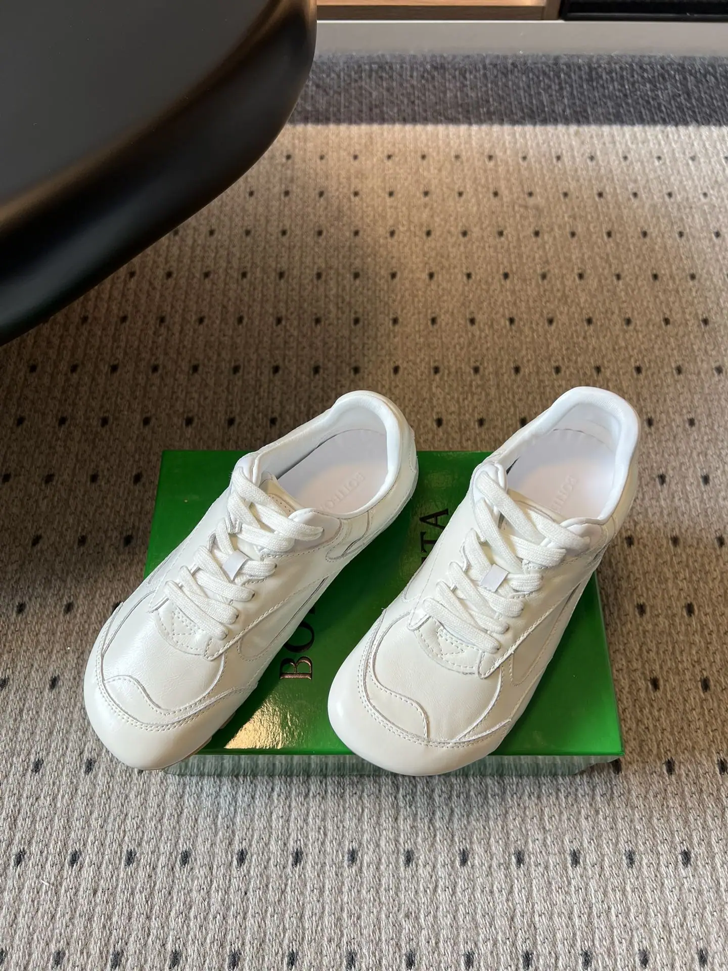보테가베네타 크림 화이트 체리 블라썸 핑크 메탈릭 실버 레트로 트레이닝 슈즈 상세 이미지 2